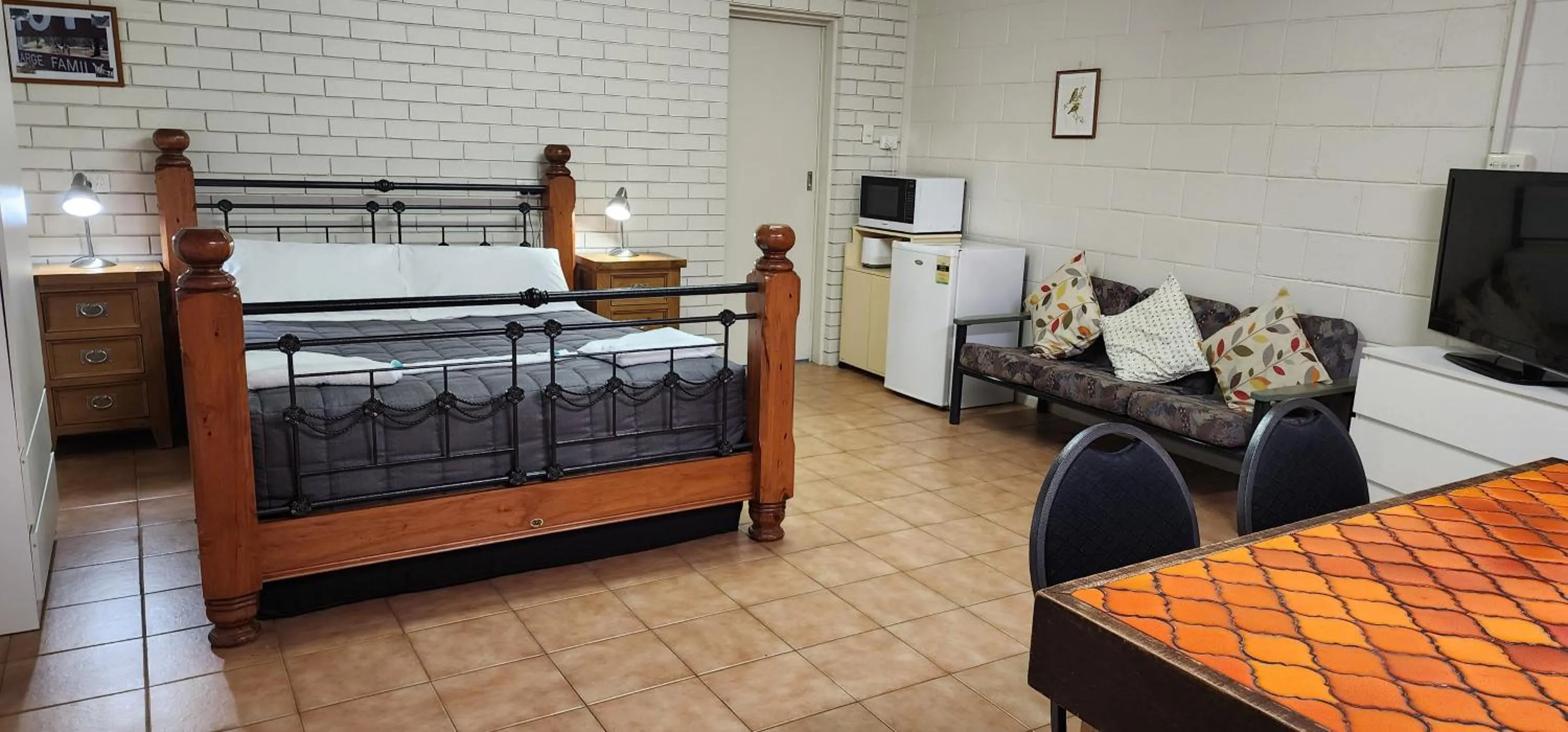 Photo of the whole room, Bed in Warrumbungles Mountain Motel