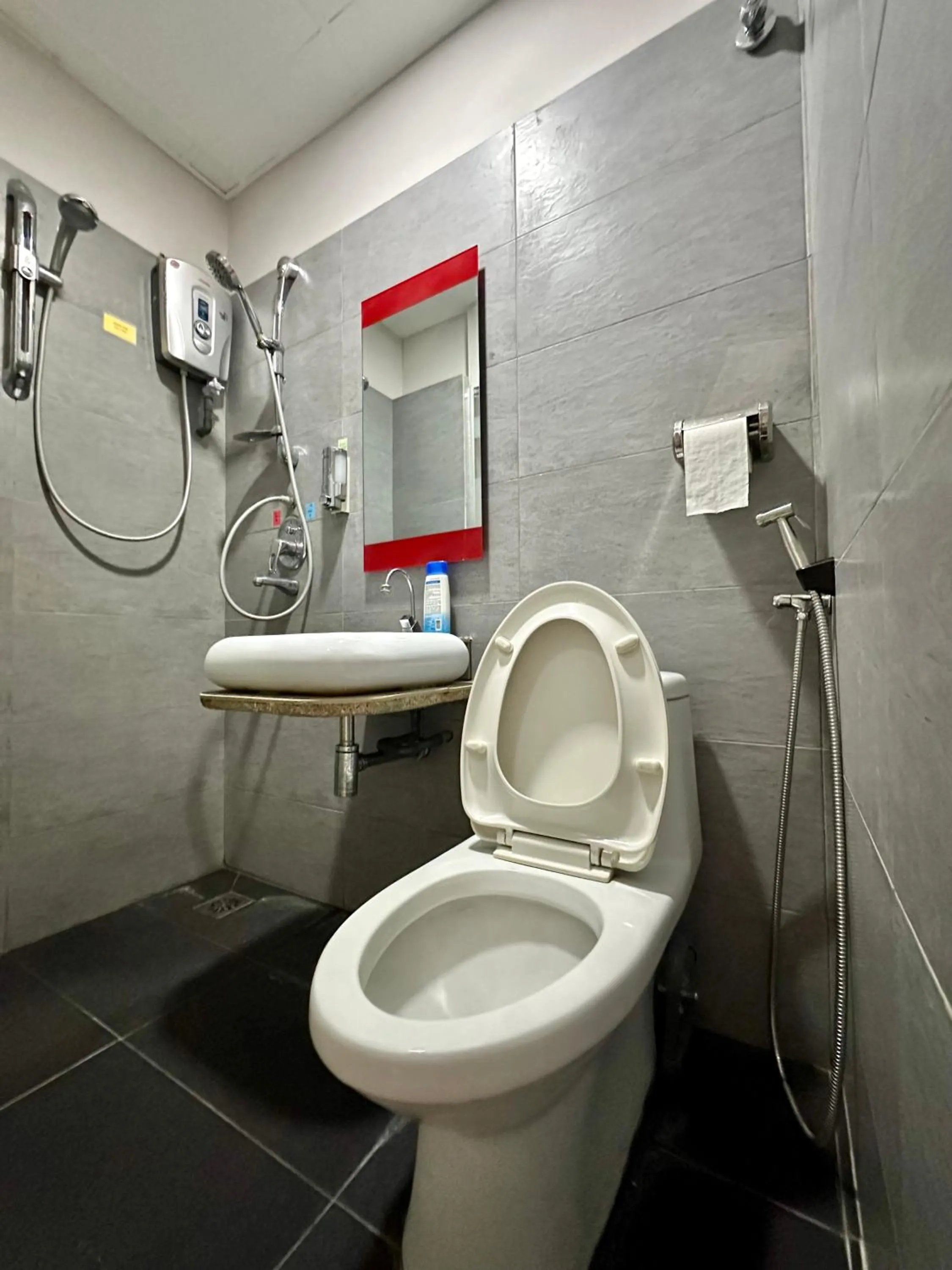 Shower in Dingdong Homes Hotel