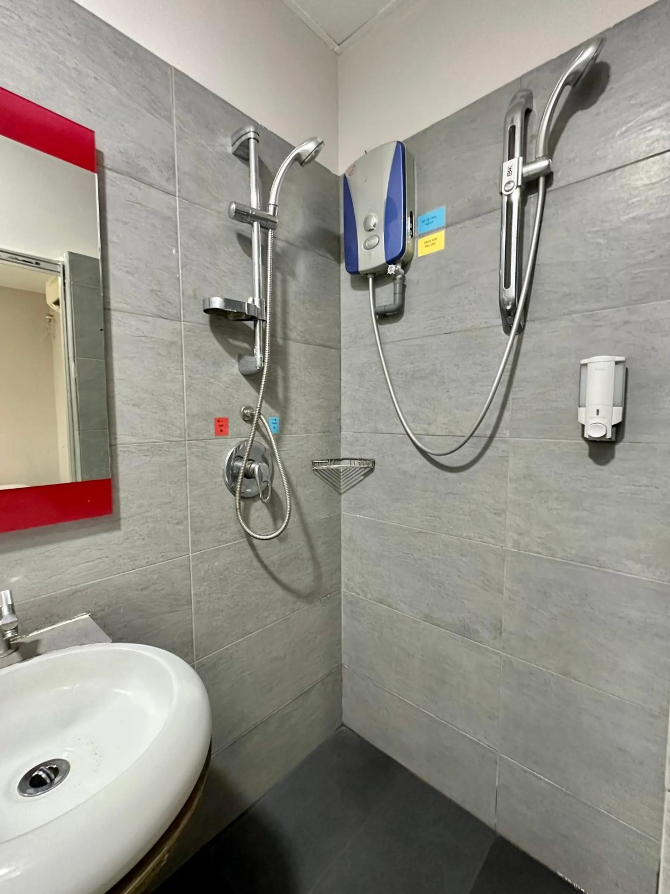 Shower in Dingdong Homes Hotel