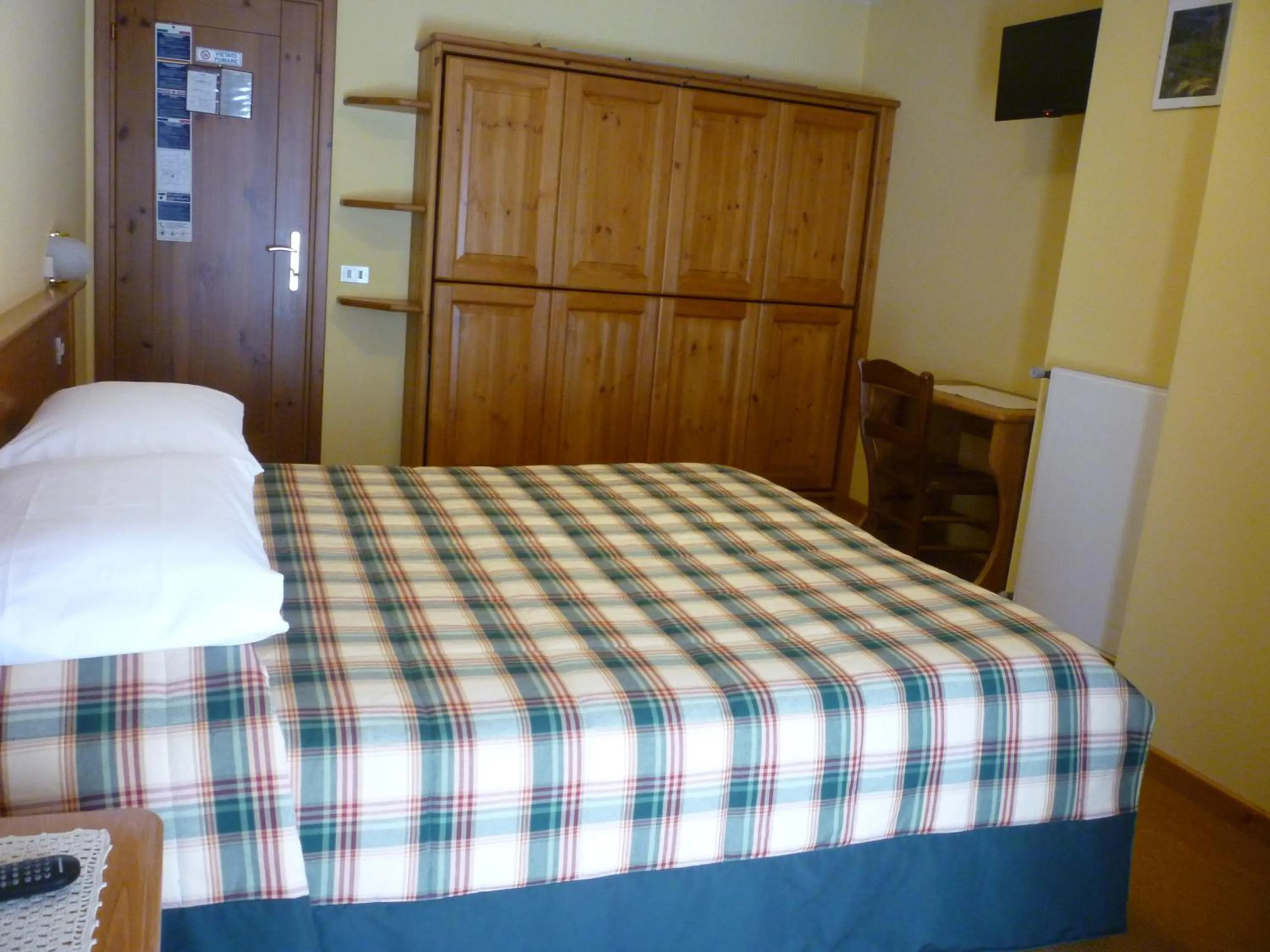 Photo of the whole room in Hotel I Rododendri