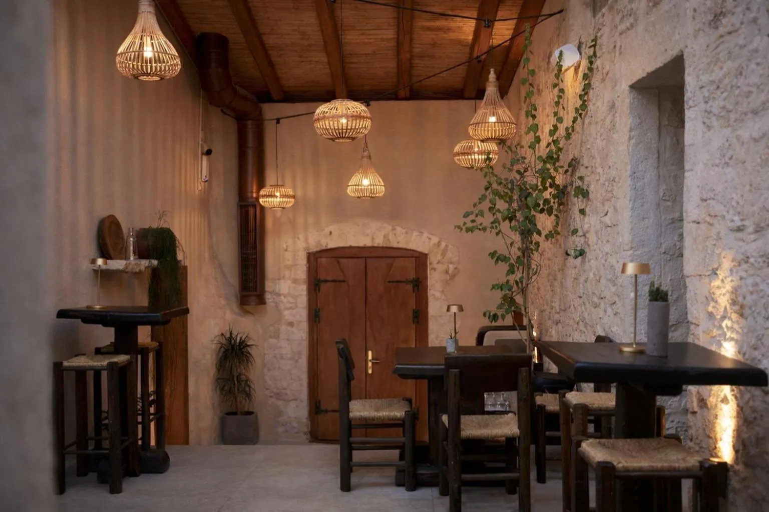 Restaurant/places to eat in Manili Boutique Suites & Villas