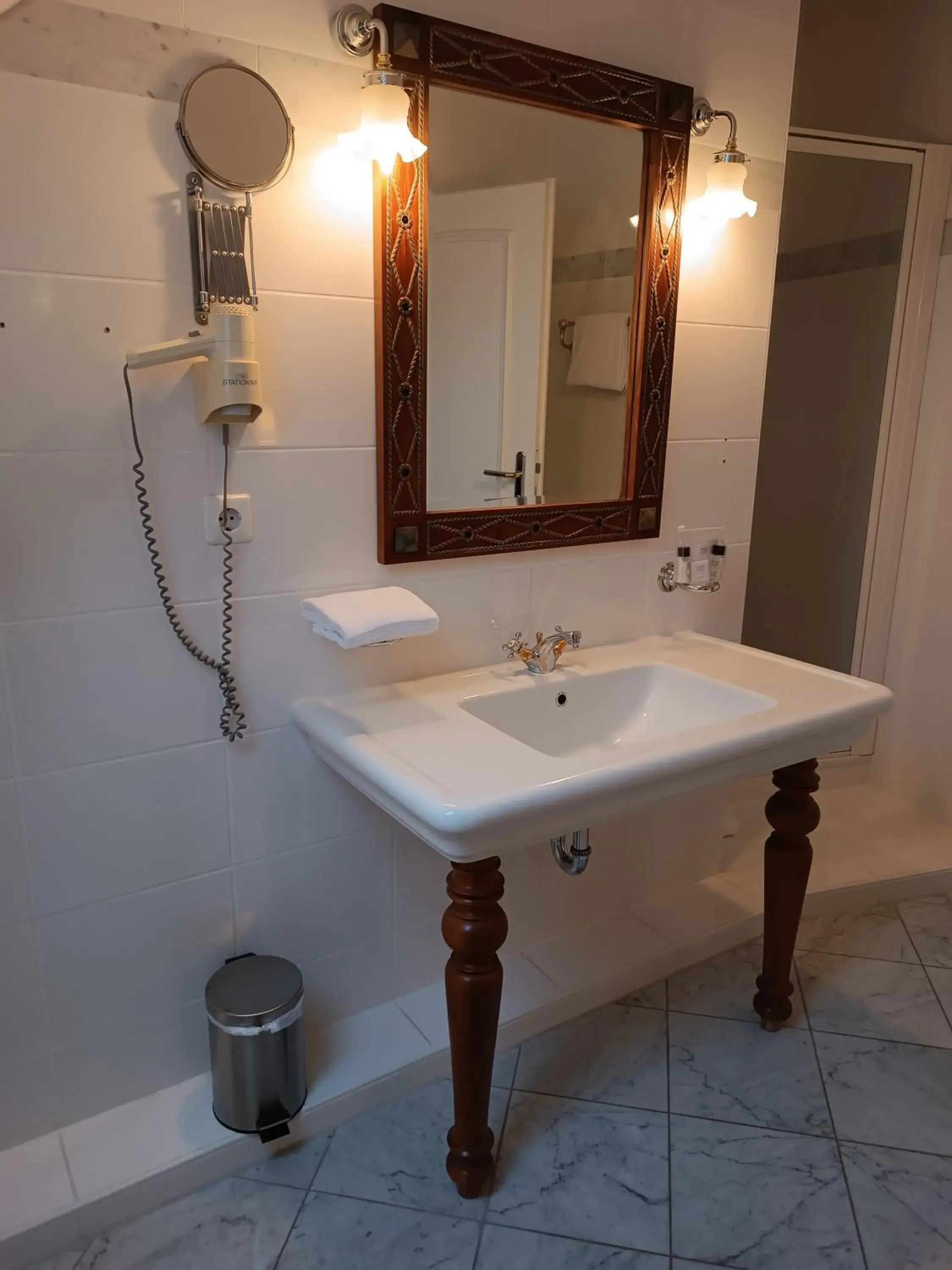 Single Room with Bathroom - single occupancy in Schloss Neckarbischofsheim Single Room with Bathroom - single occupancy in Schloss Neckarbischofsheim