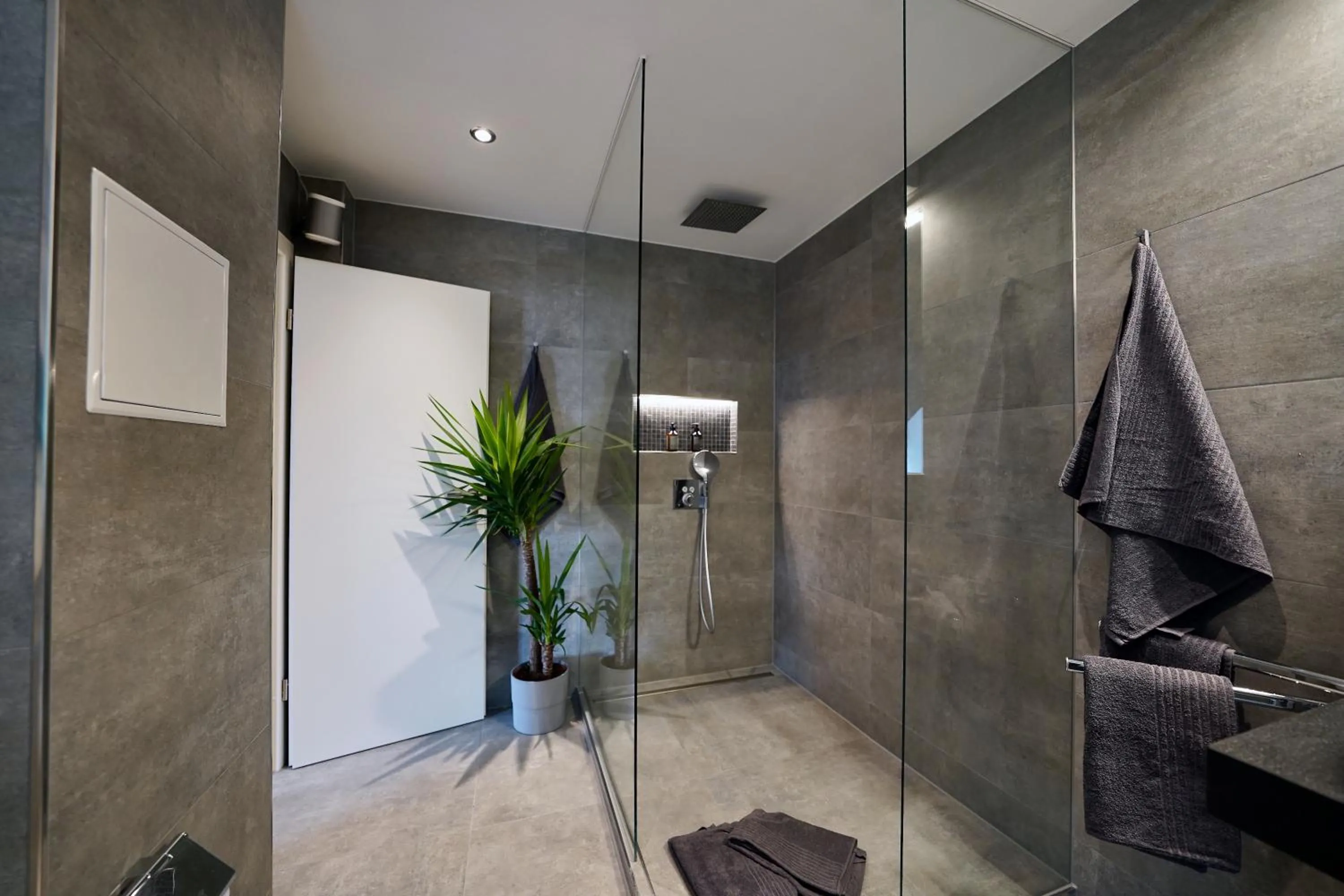 Shower in EDLER WOHNRAUM Noble Stadtoase mit Boxspringbett, Kaffeevollautomat & Parkplatz