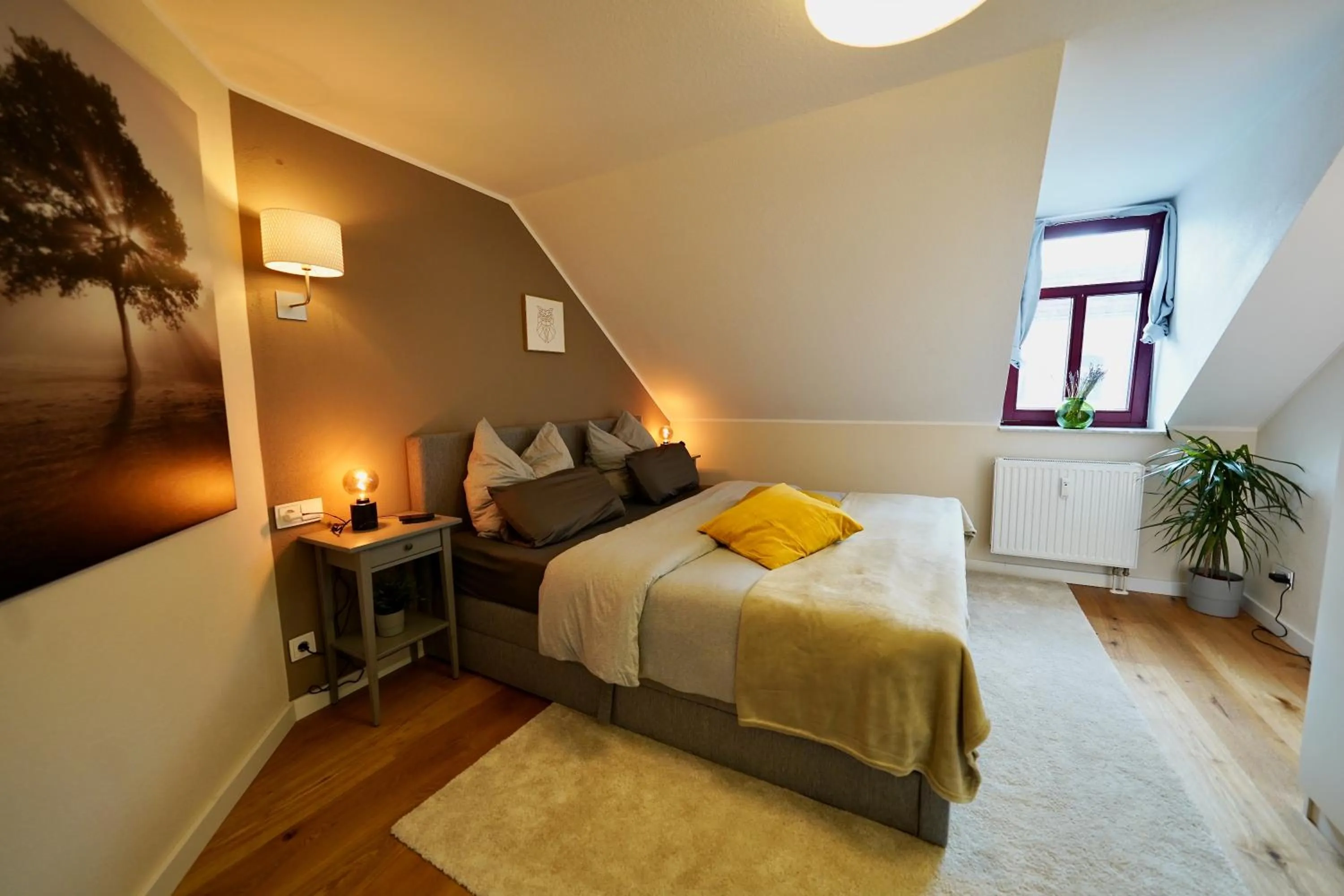 Bed in EDLER WOHNRAUM Noble Stadtoase mit Boxspringbett, Kaffeevollautomat & Parkplatz