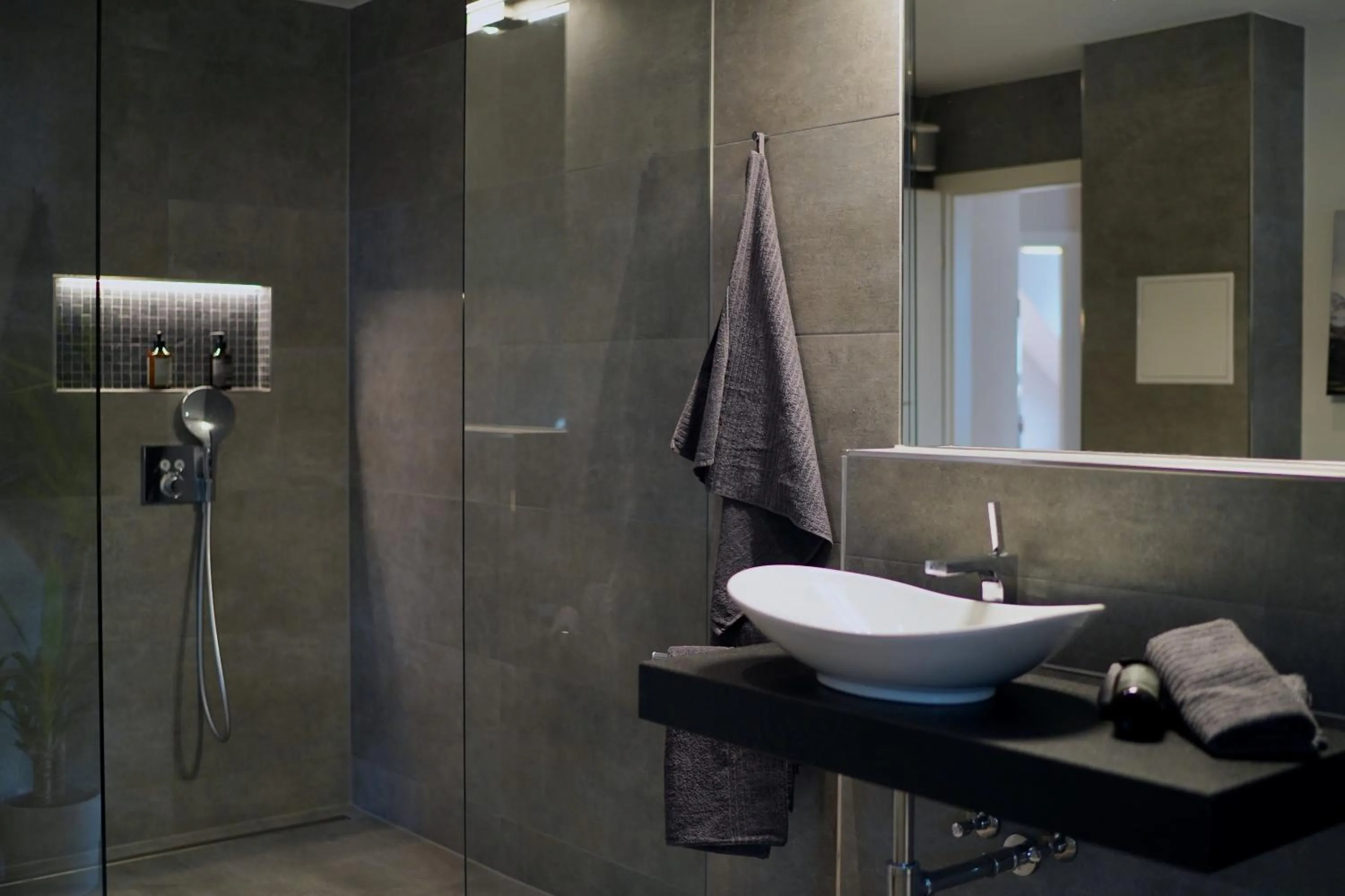 Shower in EDLER WOHNRAUM Noble Stadtoase mit Boxspringbett, Kaffeevollautomat & Parkplatz