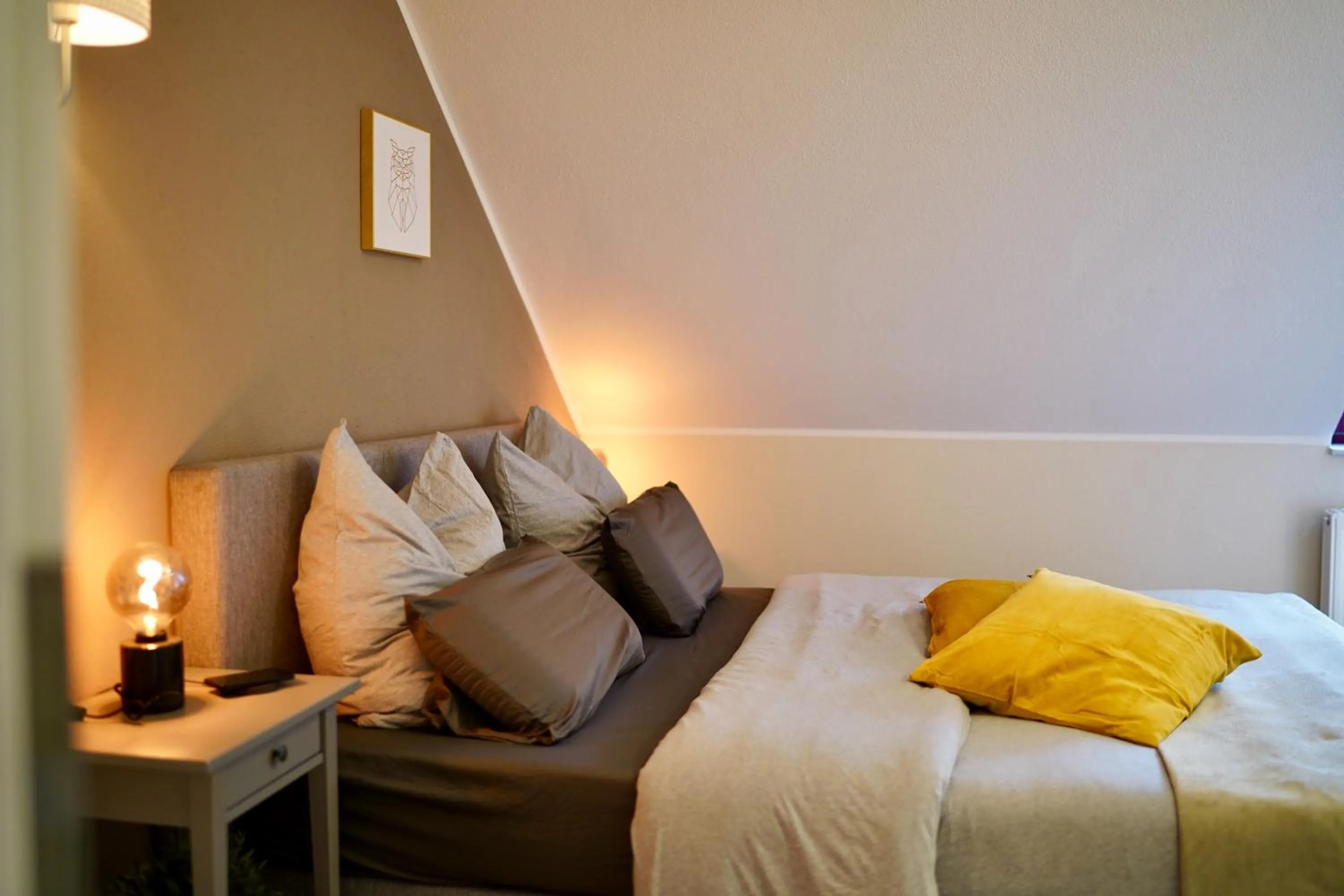 Bed in EDLER WOHNRAUM Noble Stadtoase mit Boxspringbett, Kaffeevollautomat & Parkplatz