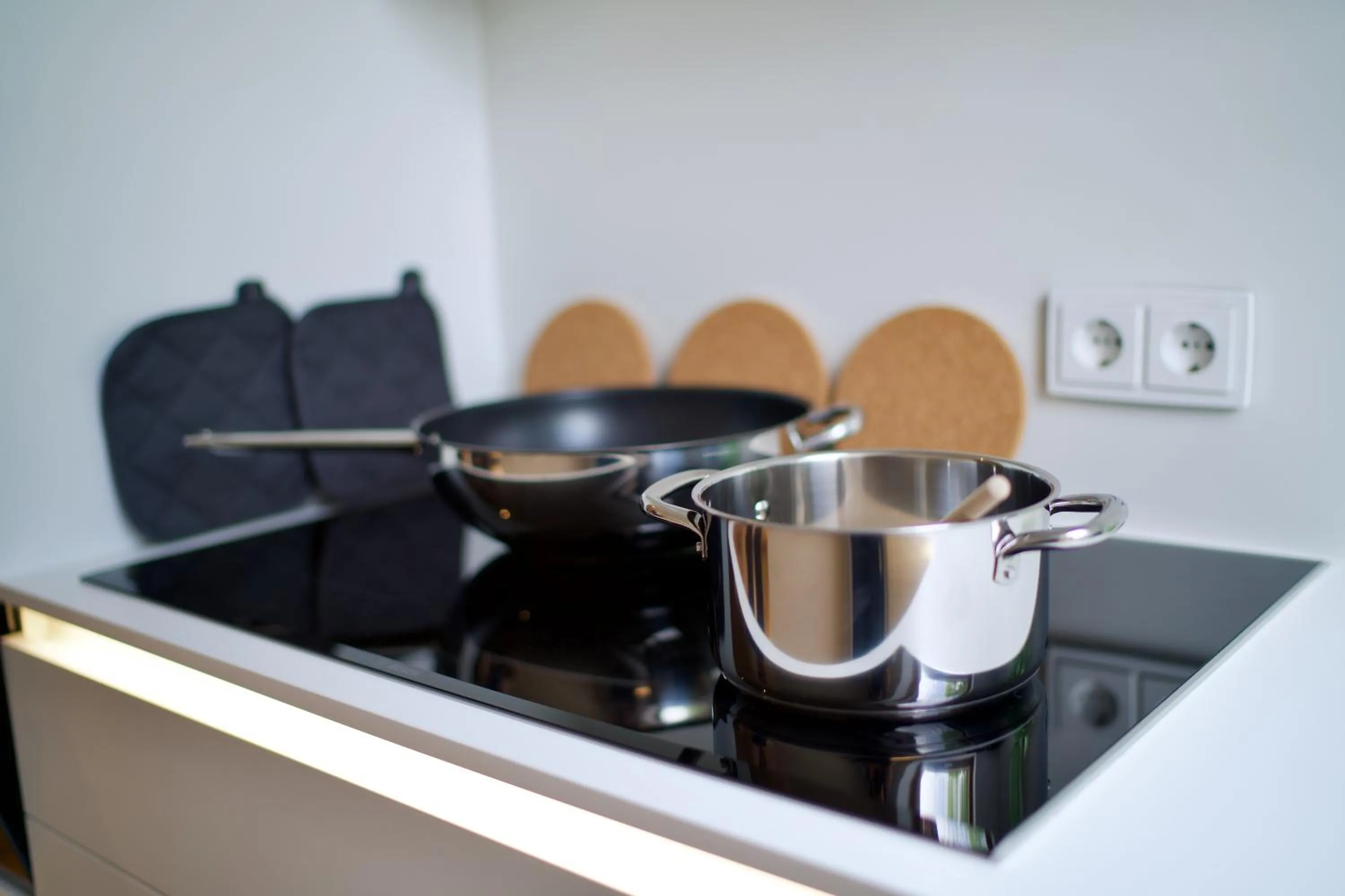 Kitchen or kitchenette in EDLER WOHNRAUM Noble Stadtoase mit Boxspringbett, Kaffeevollautomat & Parkplatz