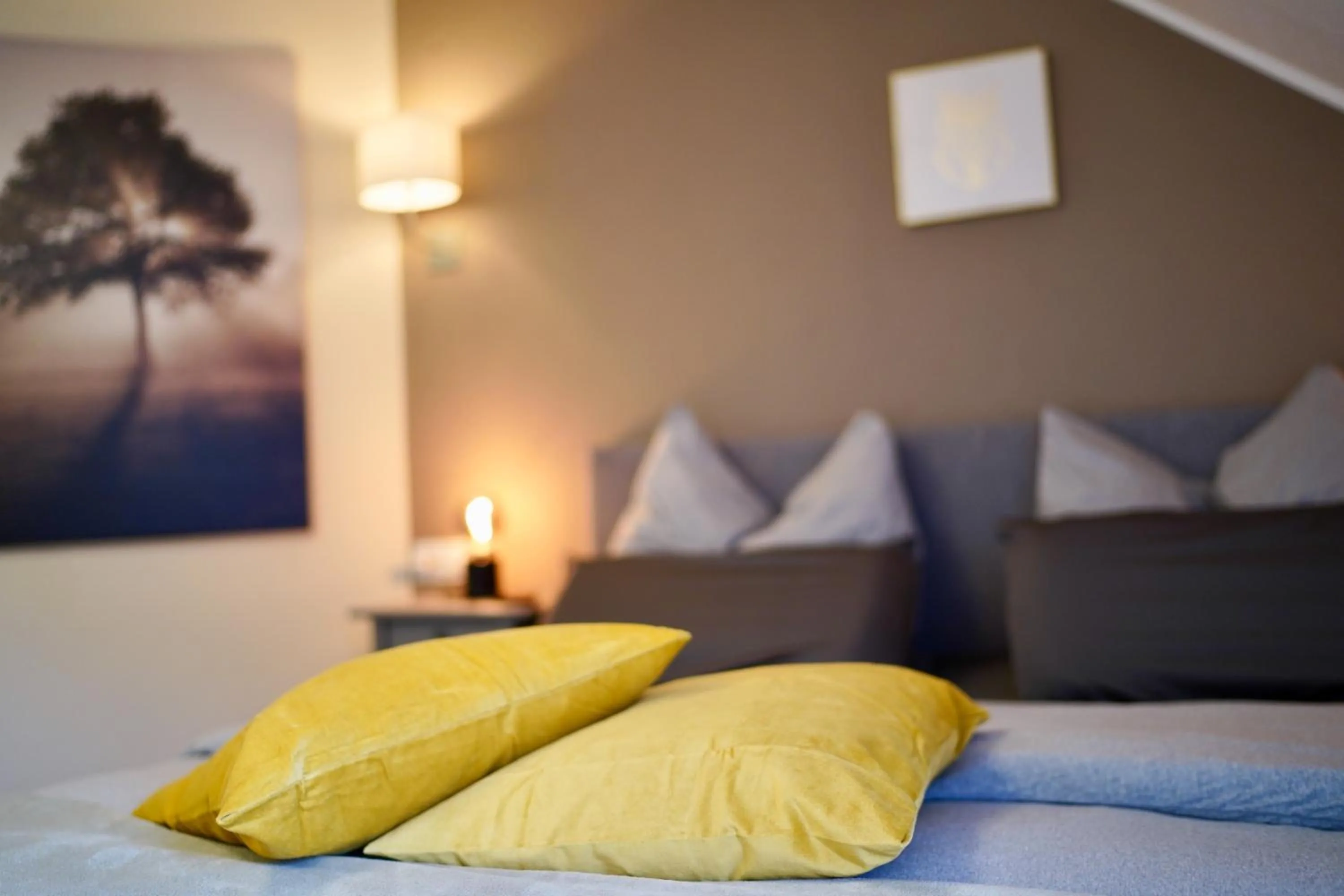 Bed in EDLER WOHNRAUM Noble Stadtoase mit Boxspringbett, Kaffeevollautomat & Parkplatz