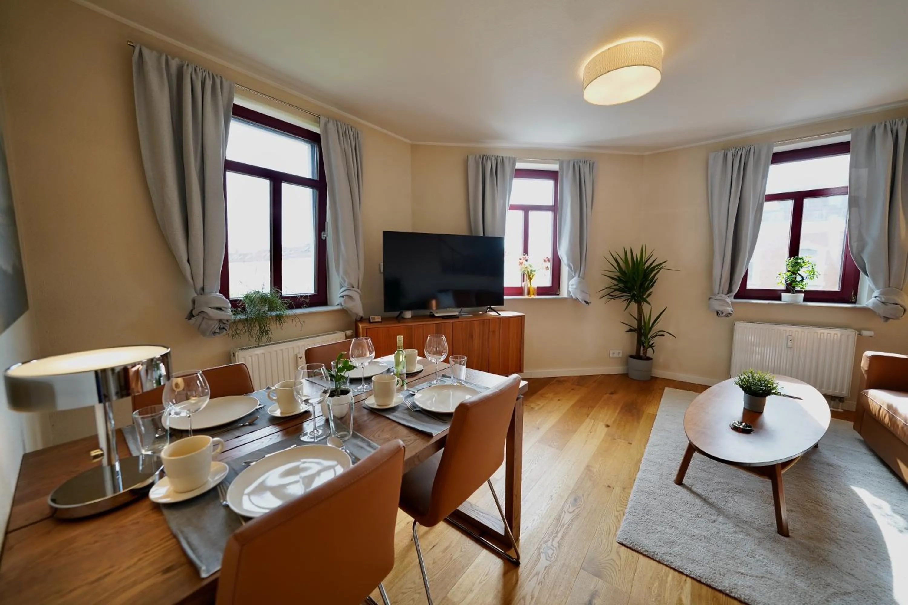 TV and multimedia in EDLER WOHNRAUM Noble Stadtoase mit Boxspringbett, Kaffeevollautomat & Parkplatz