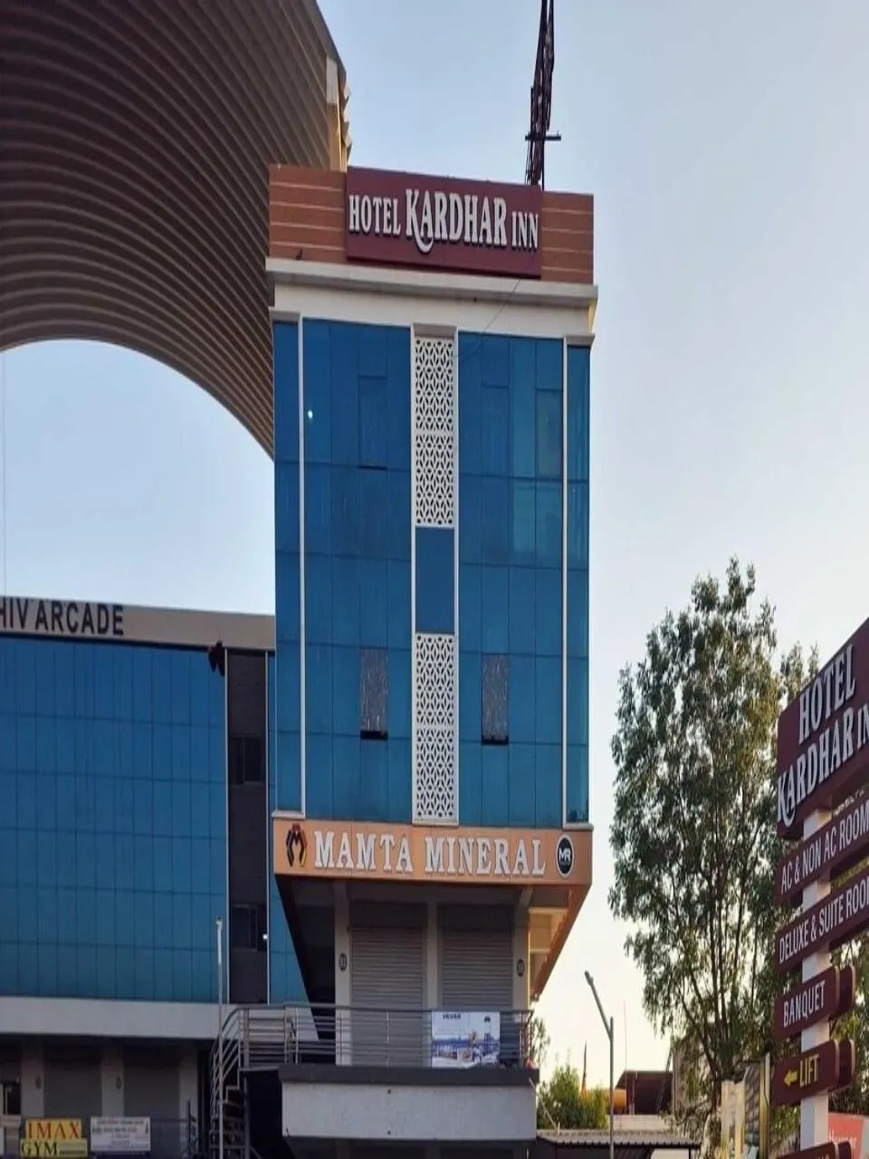 Facade/entrance in Hotel Kardhar Inn