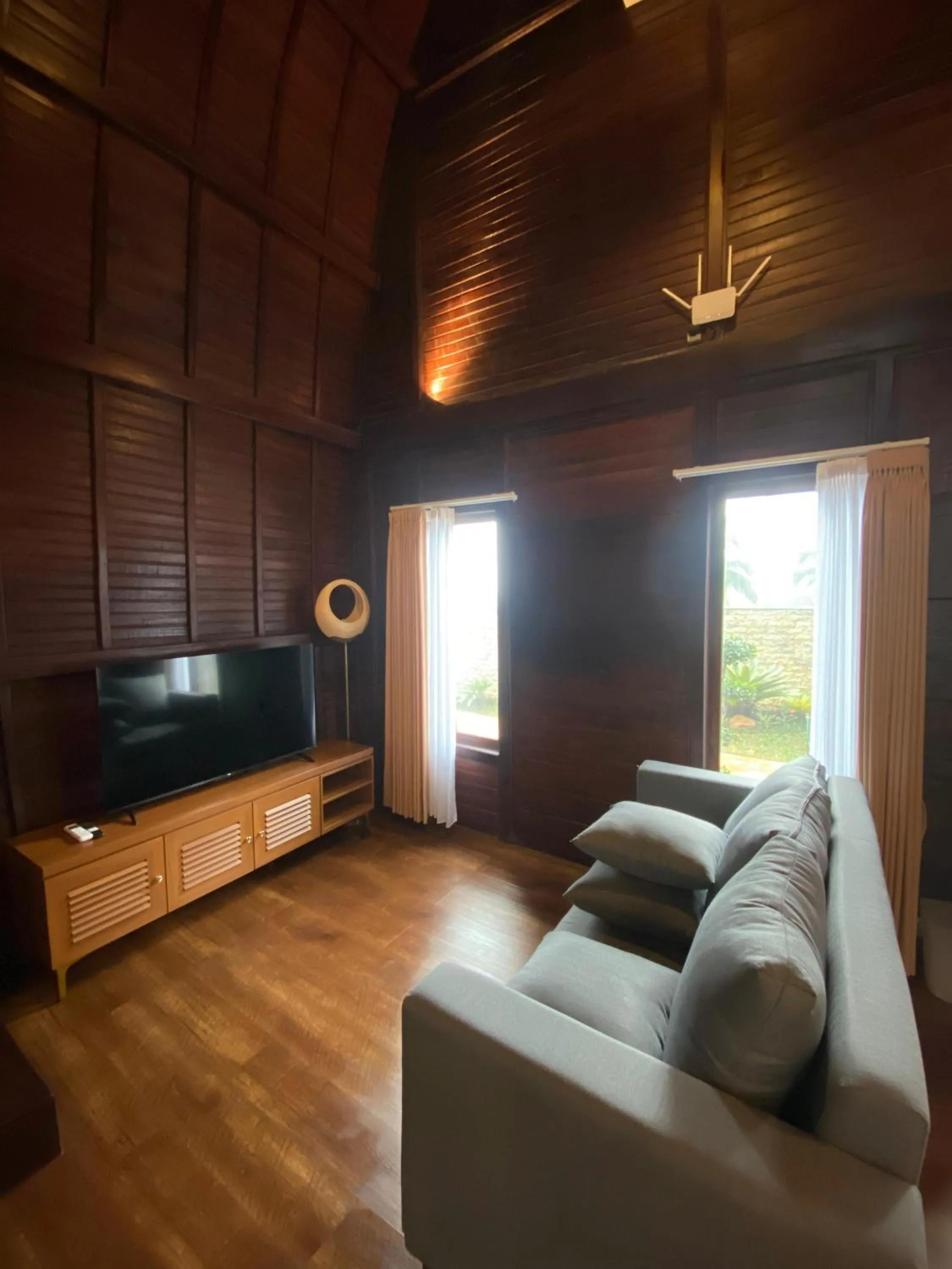 Communal lounge/ TV room in Munduk Kupang Sekumpul Villa