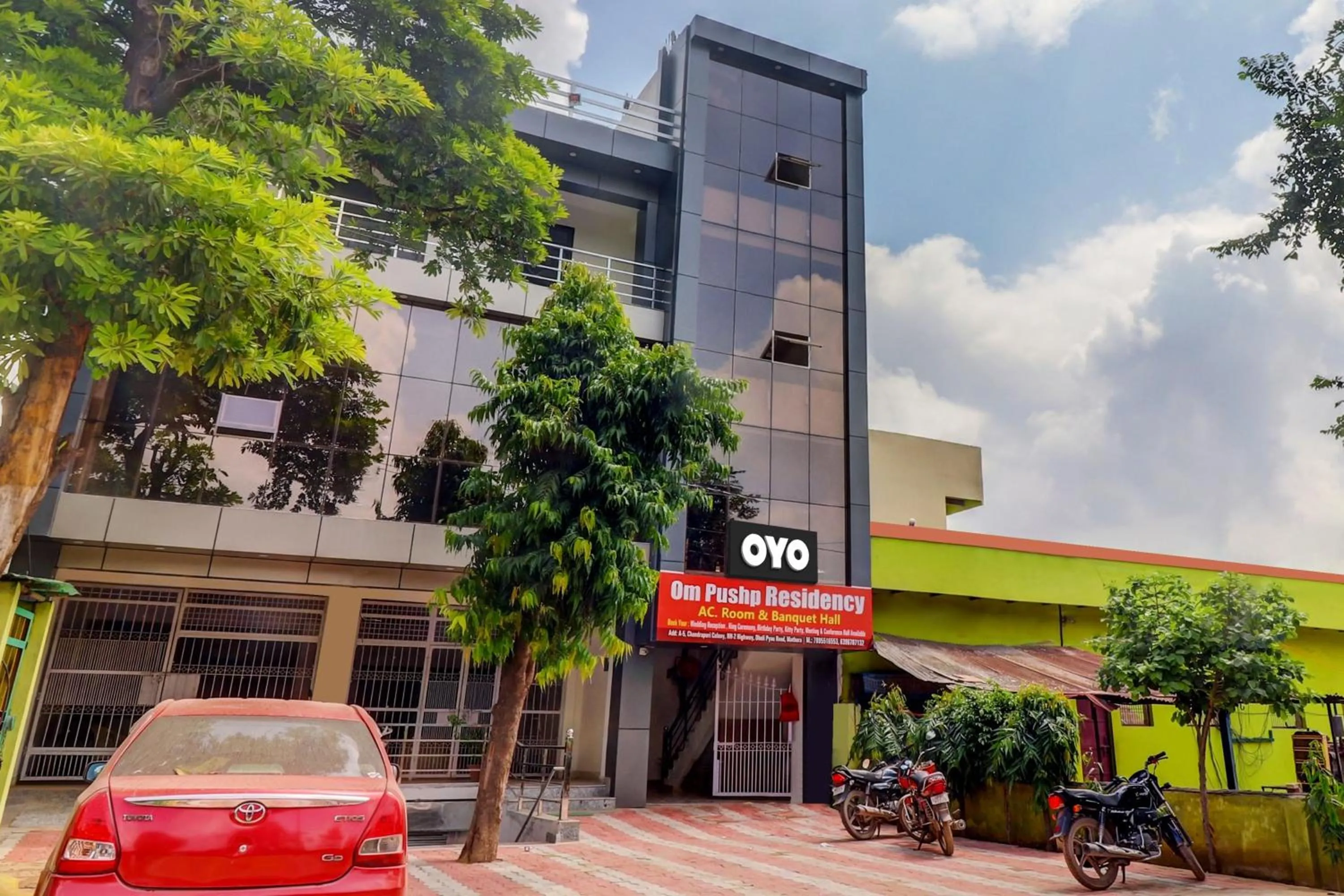 Facade/entrance in Itsy Hotels Om Pushp Residency