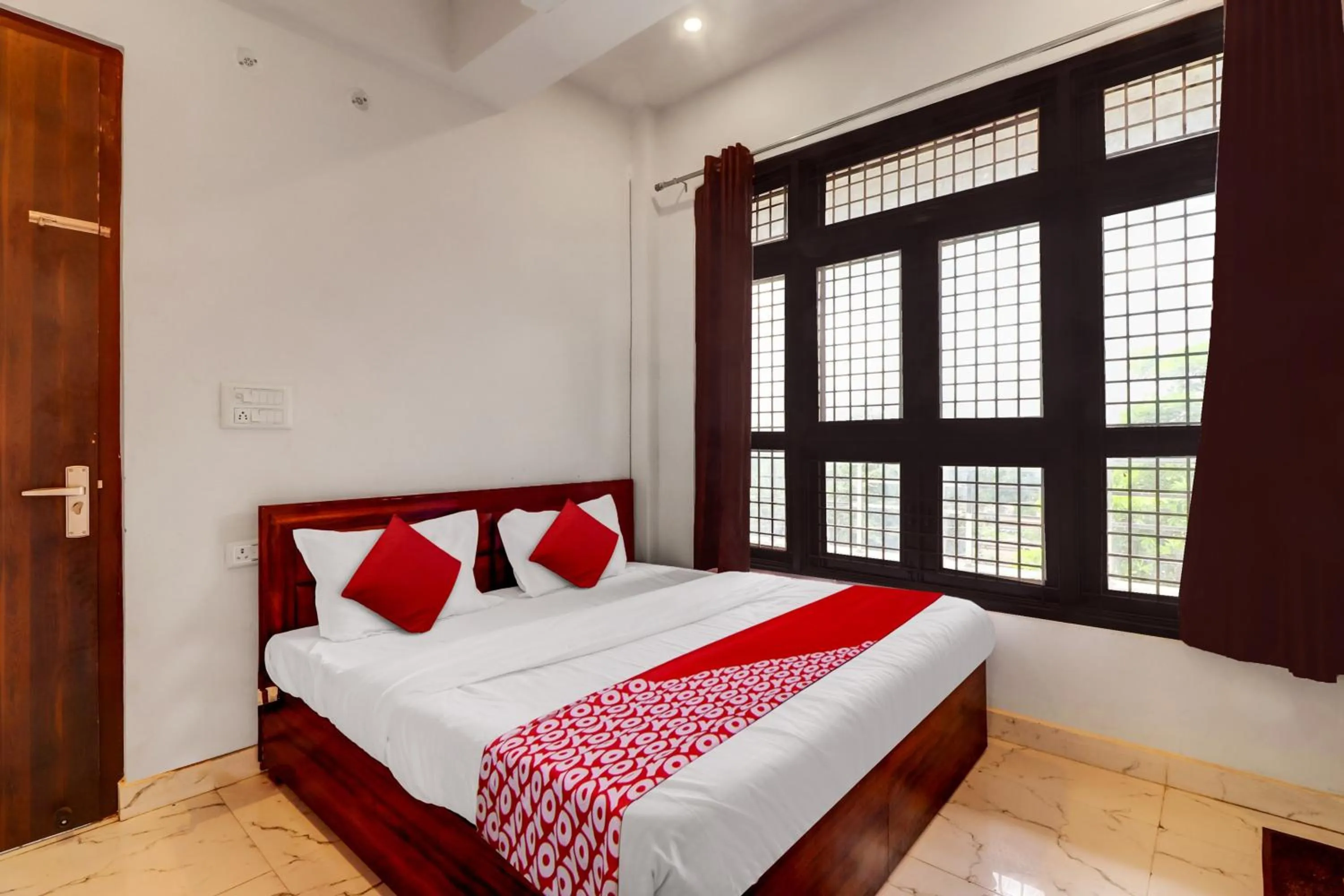 Bedroom in Itsy Hotels Om Pushp Residency