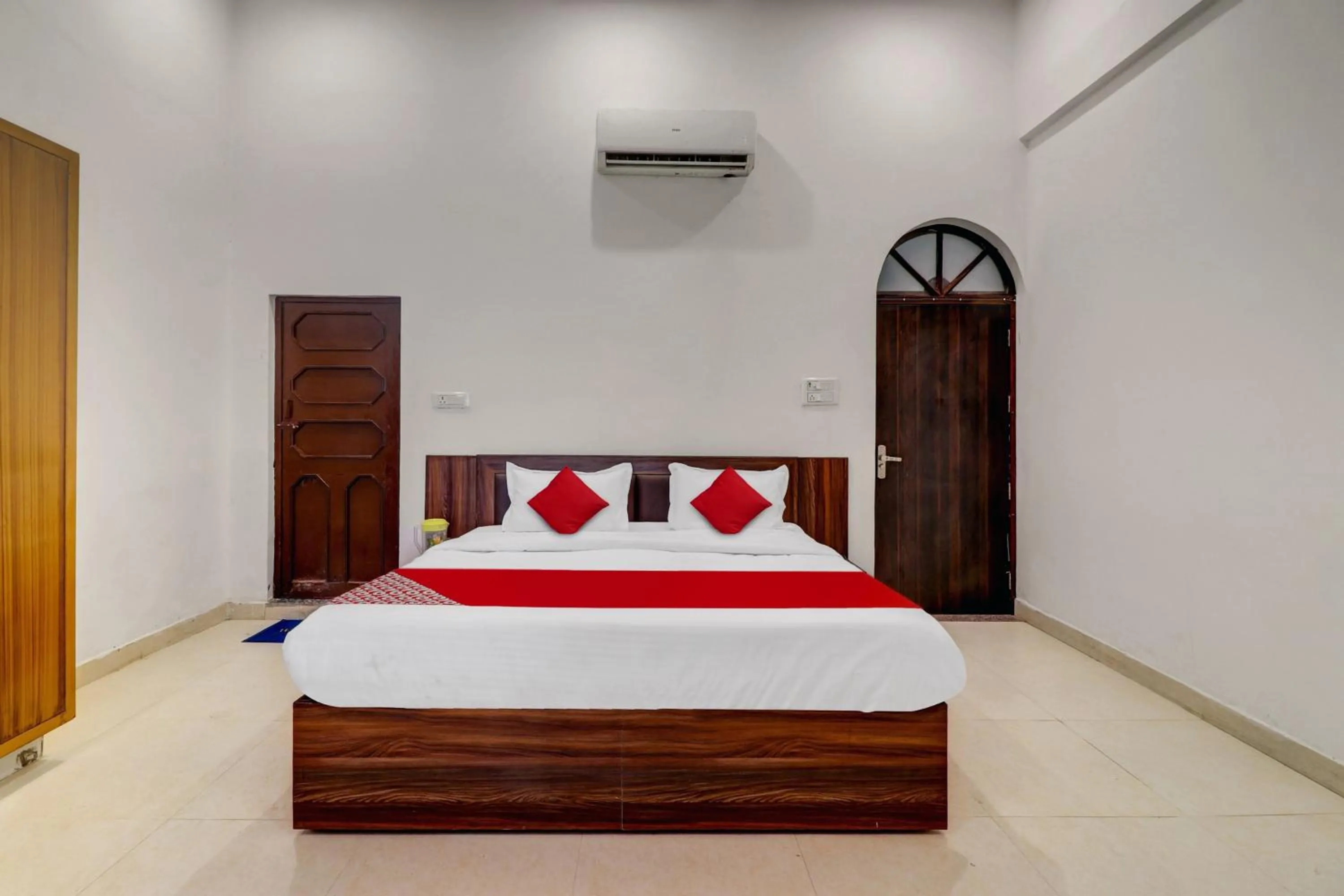 Bedroom in Itsy Hotels Om Pushp Residency