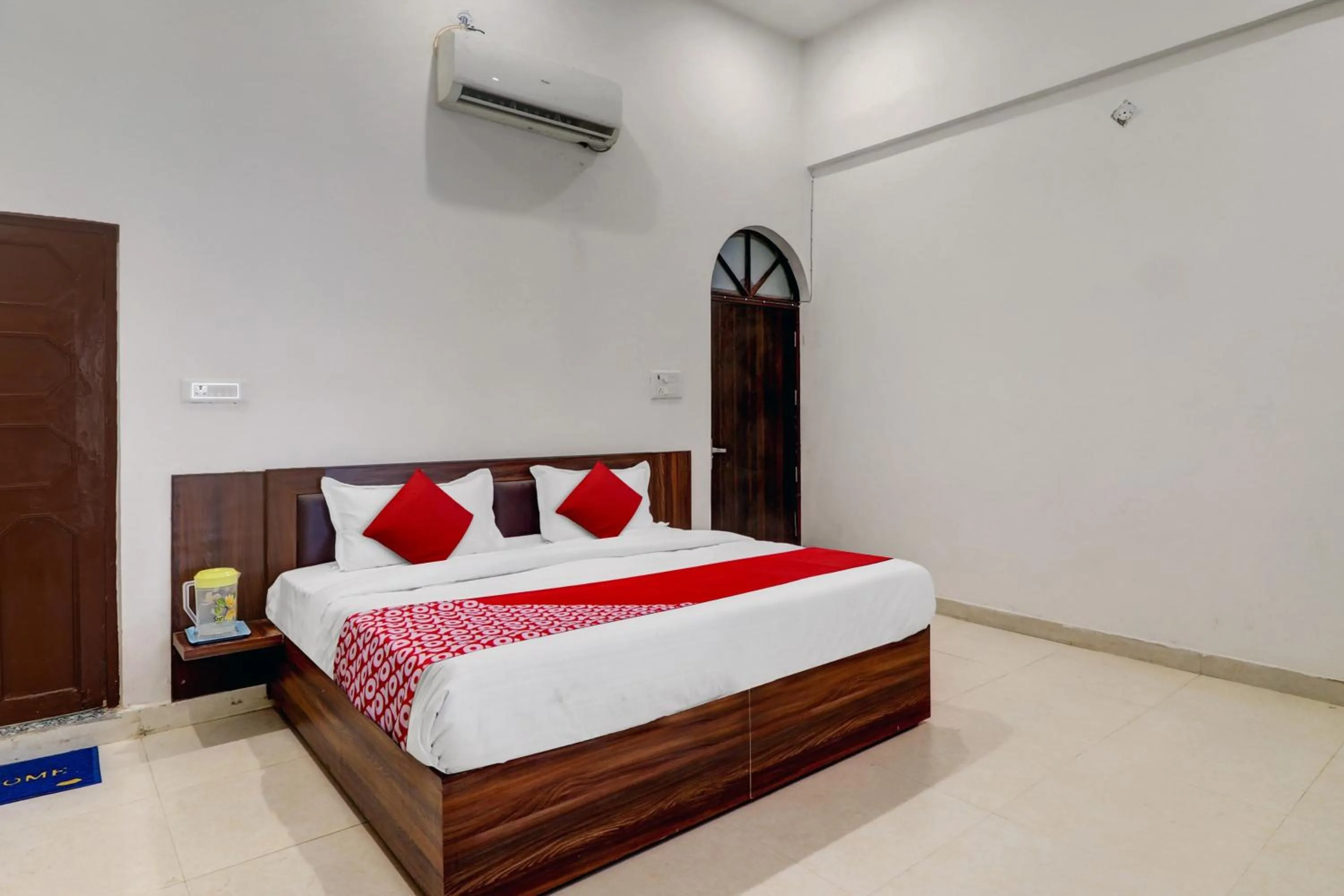 Bedroom in Itsy Hotels Om Pushp Residency