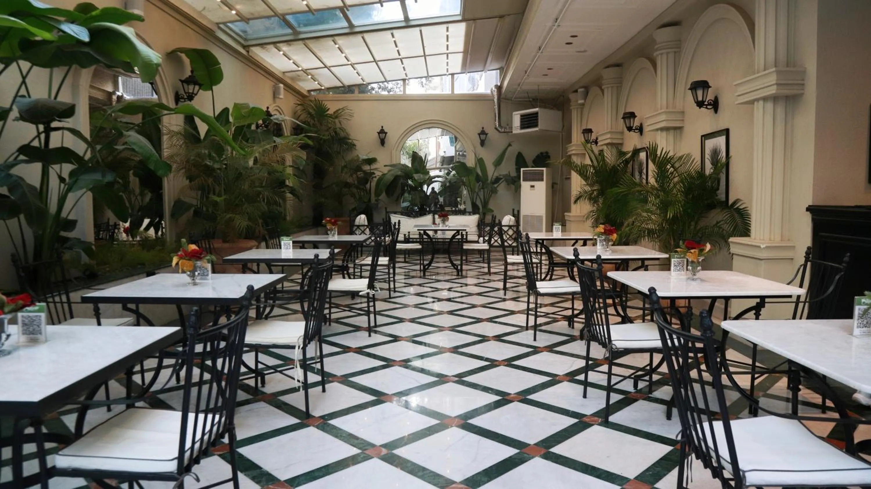 Restaurant/places to eat in DBD Hotel Bayraklı