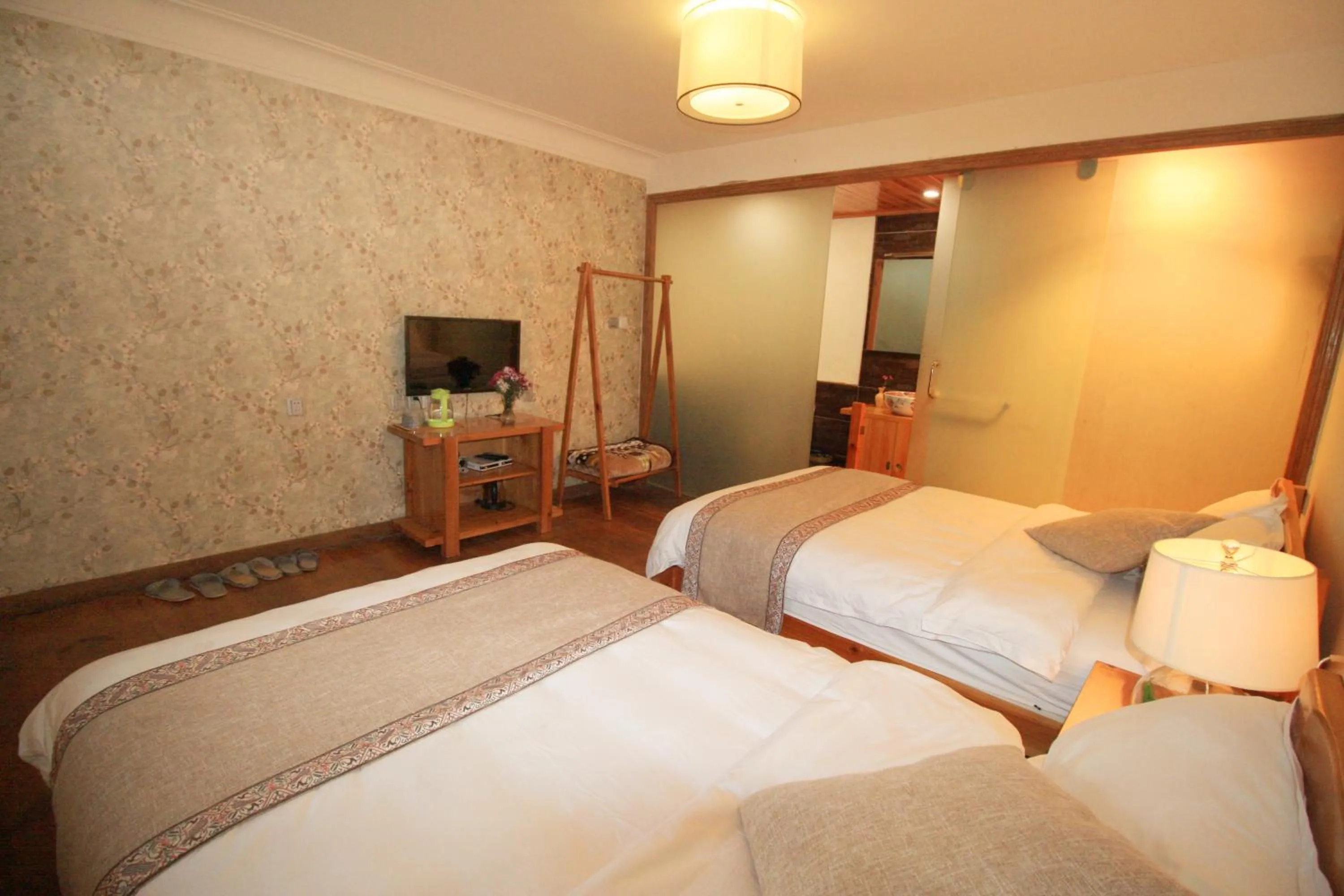 Photo of the whole room, Bed in Cabin 7 Inn