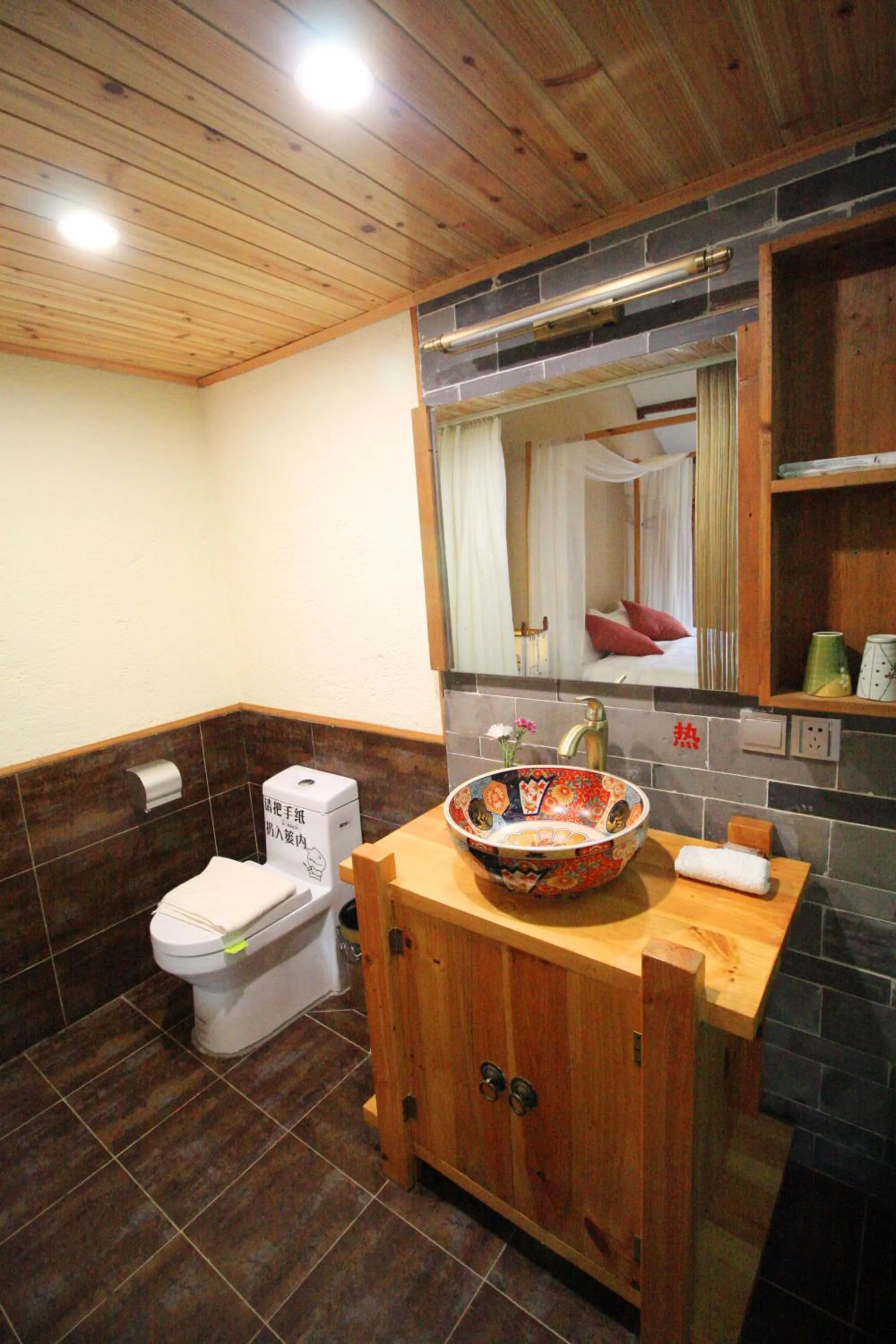 Toilet in Cabin 7 Inn