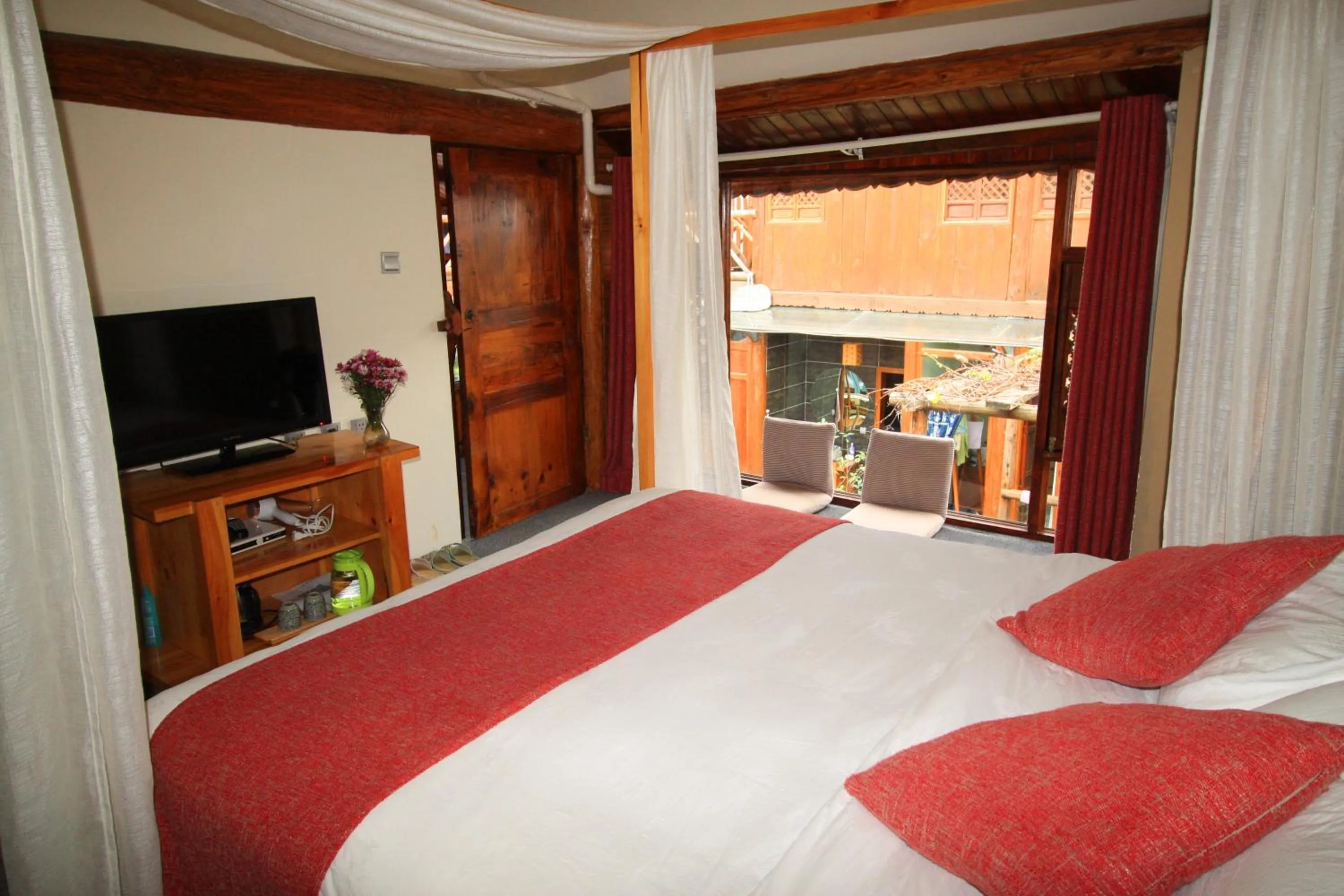 Photo of the whole room, Bed in Cabin 7 Inn