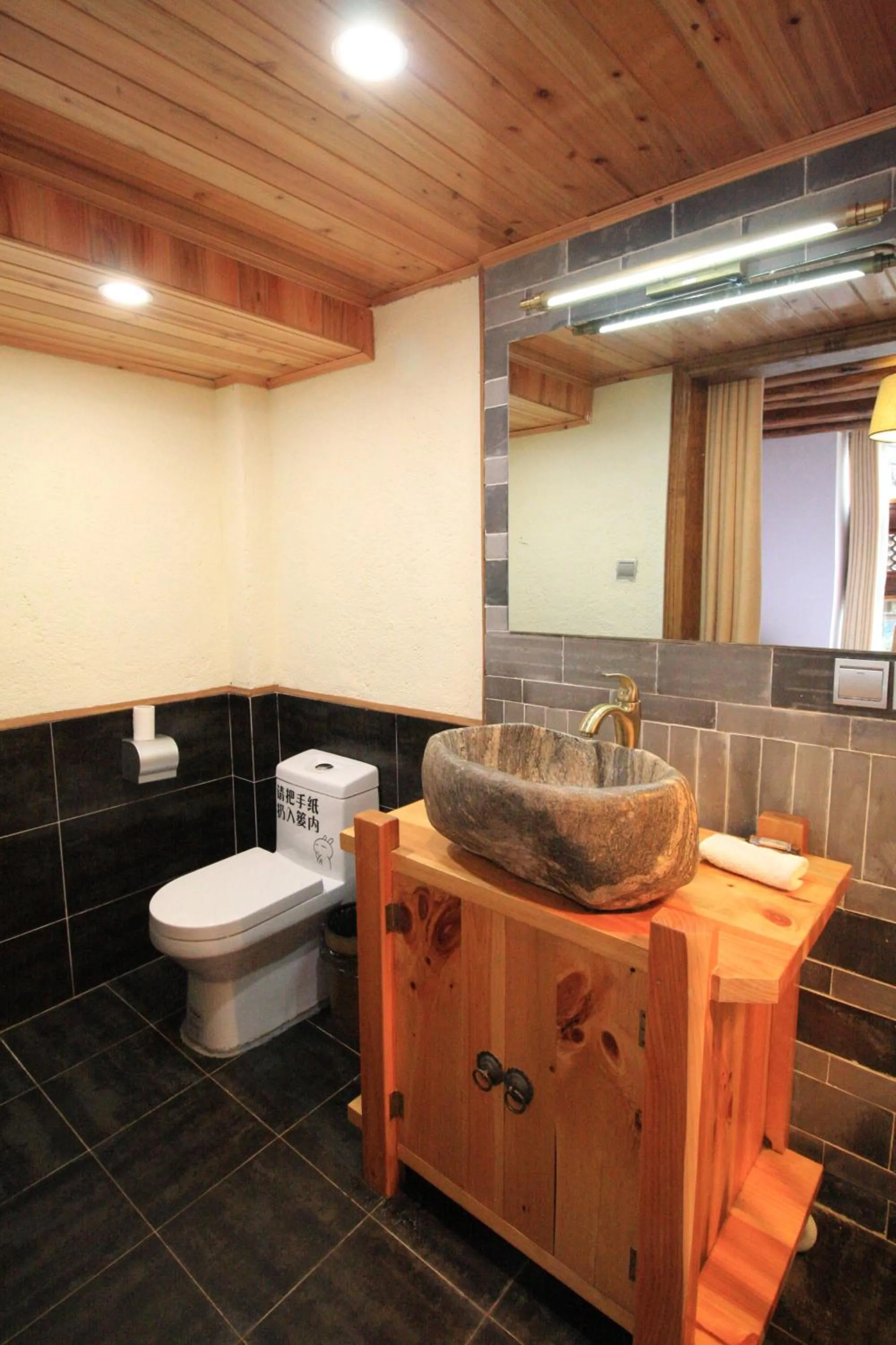 Toilet in Cabin 7 Inn