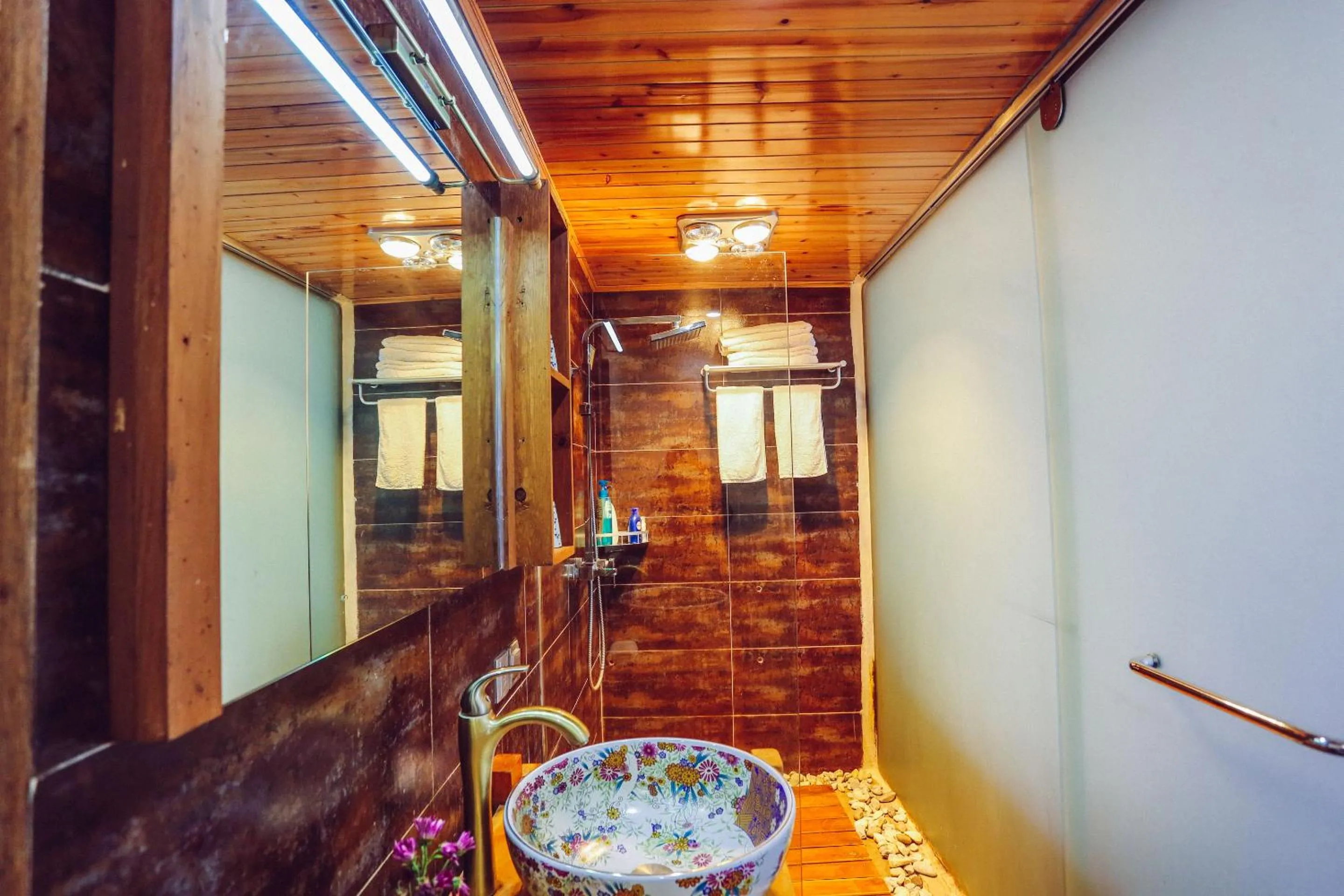 Bathroom in Cabin 7 Inn