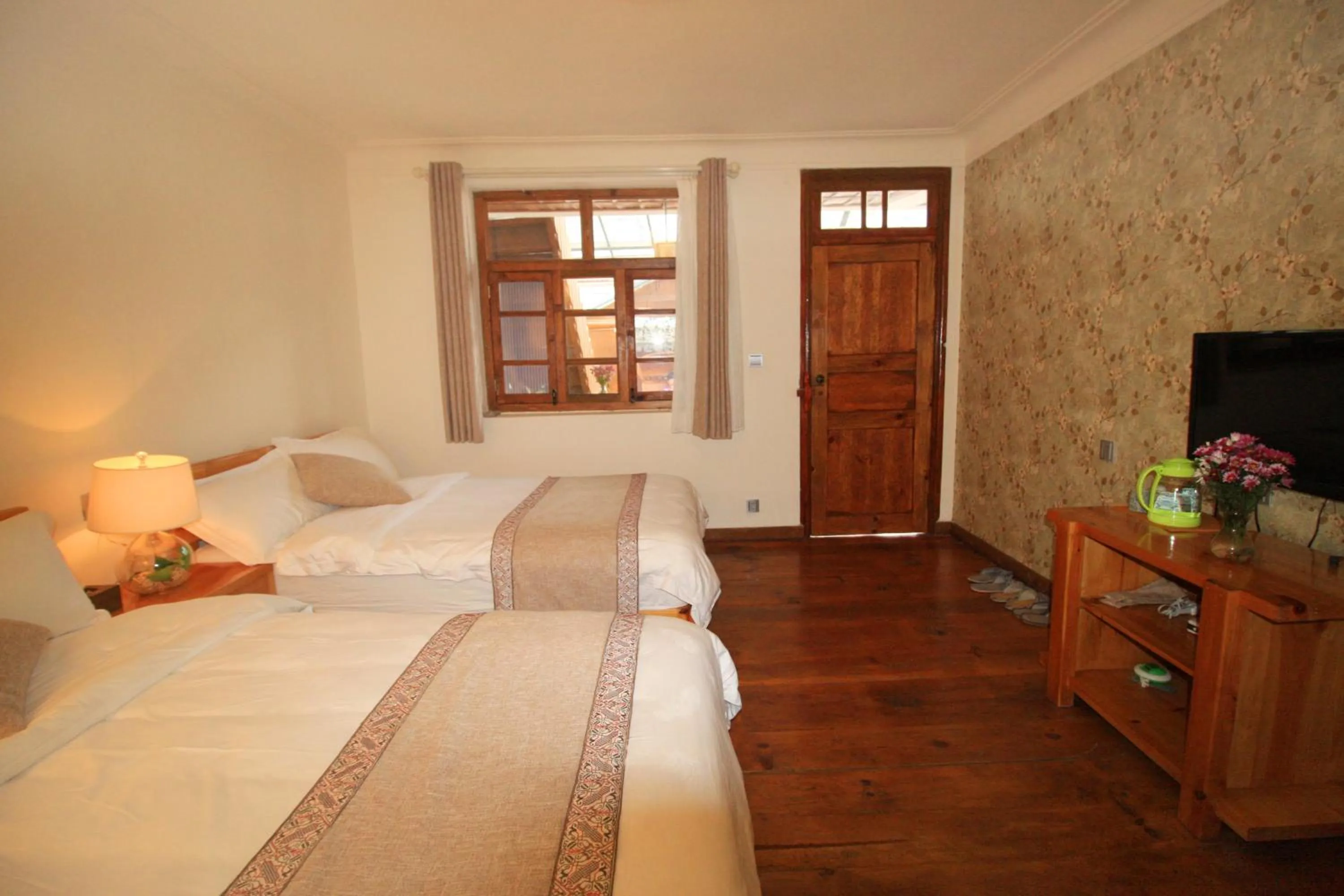Decorative detail, Bed in Cabin 7 Inn