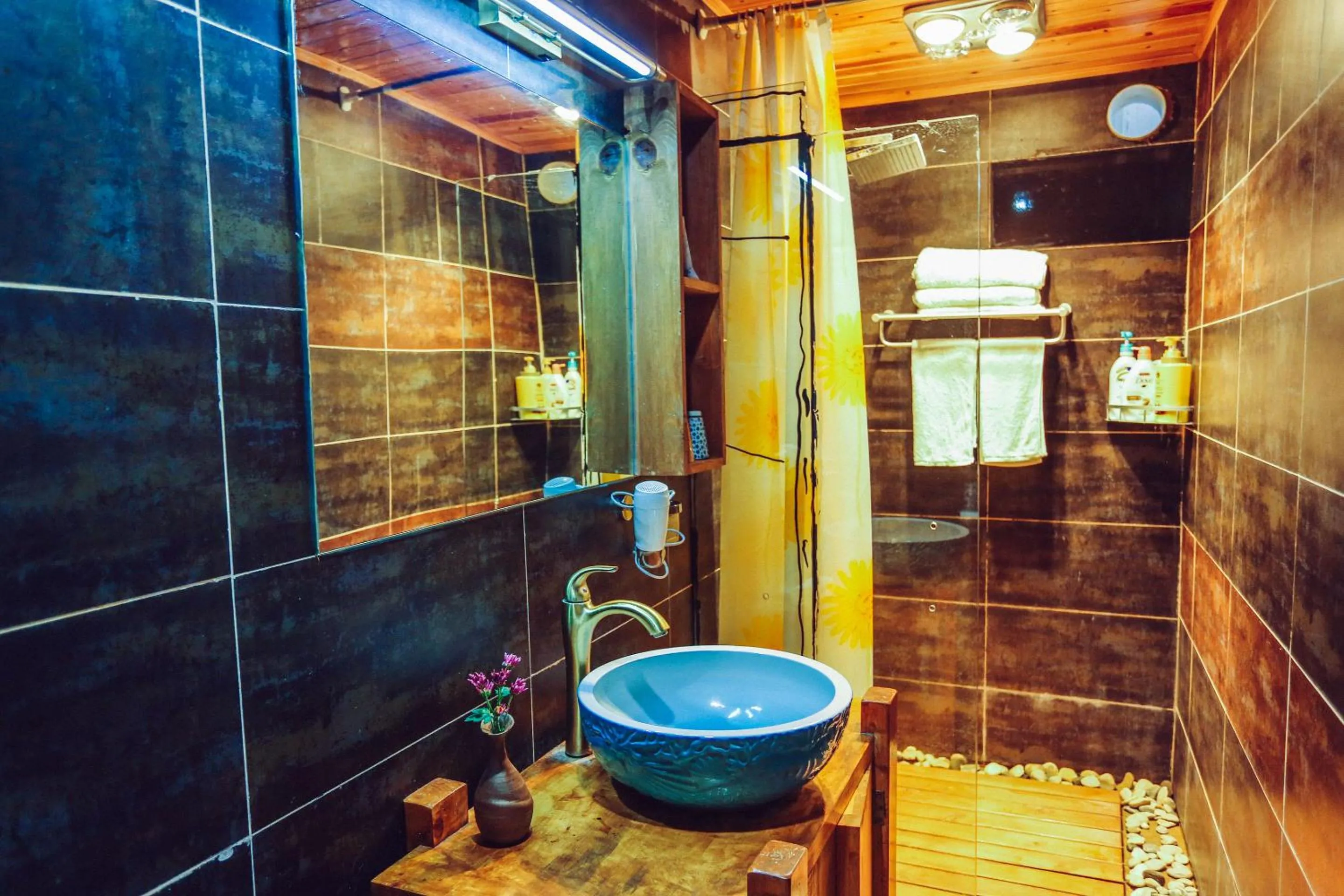 Bathroom in Cabin 7 Inn