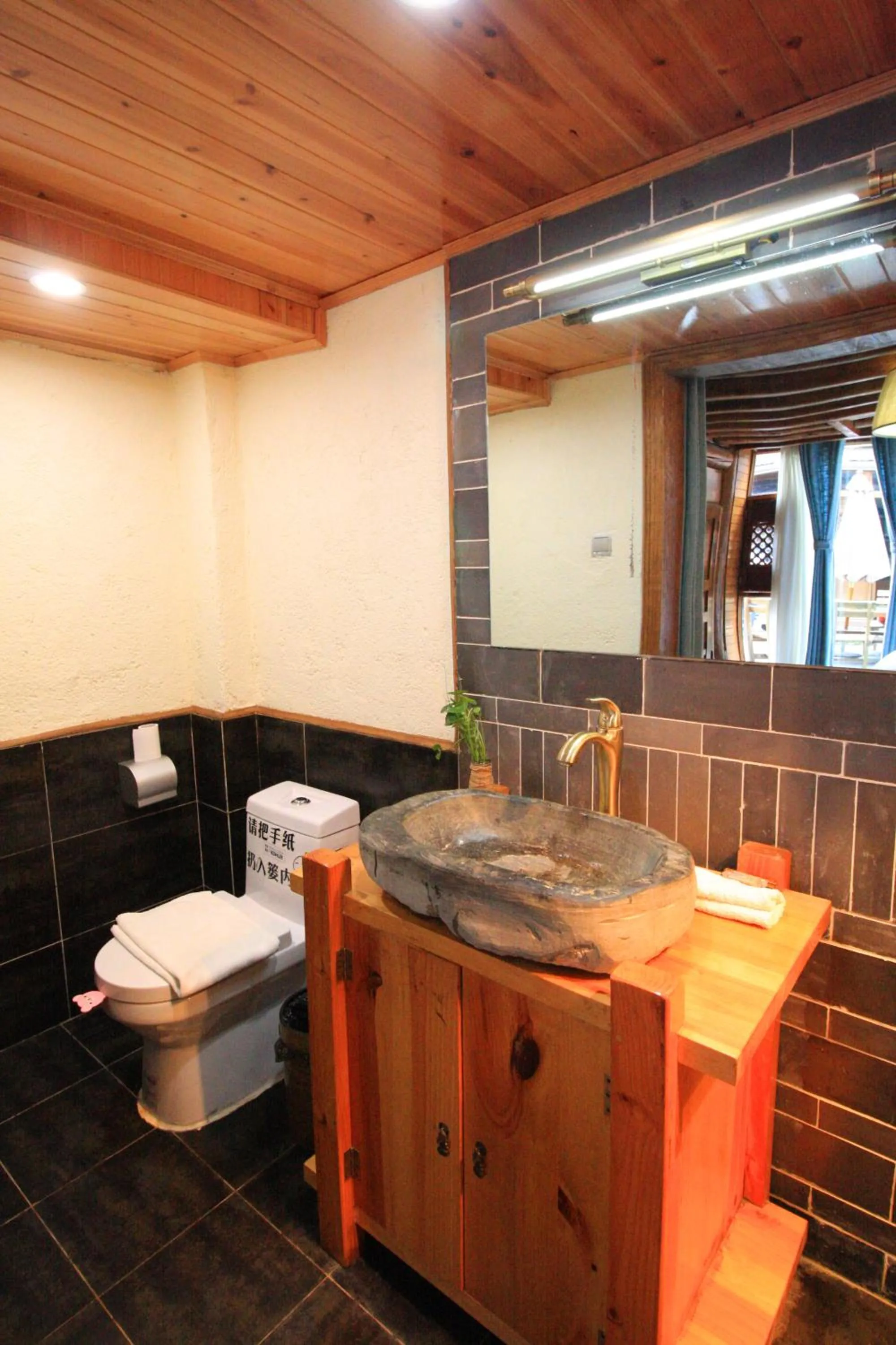 Toilet in Cabin 7 Inn