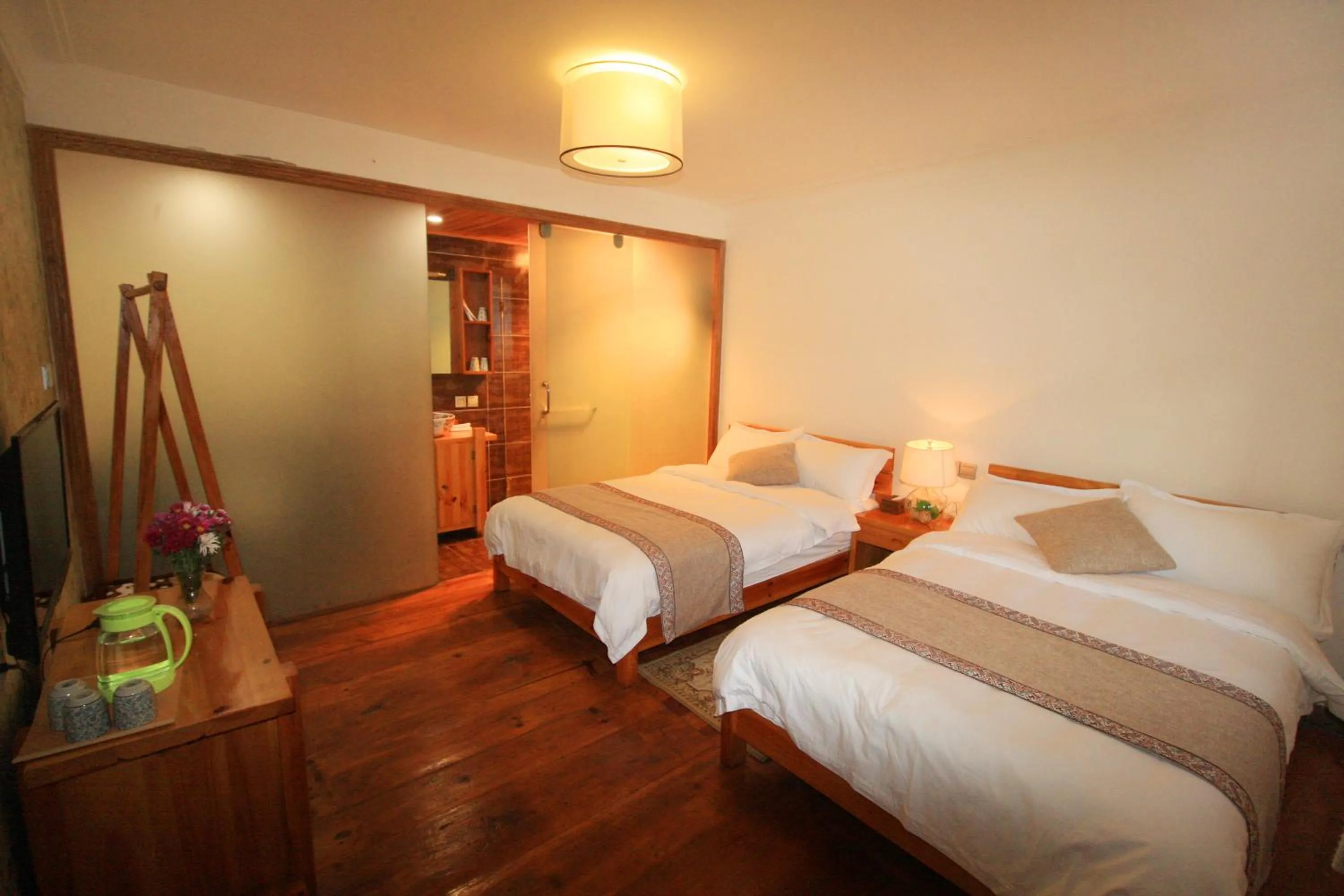 Photo of the whole room, Bed in Cabin 7 Inn