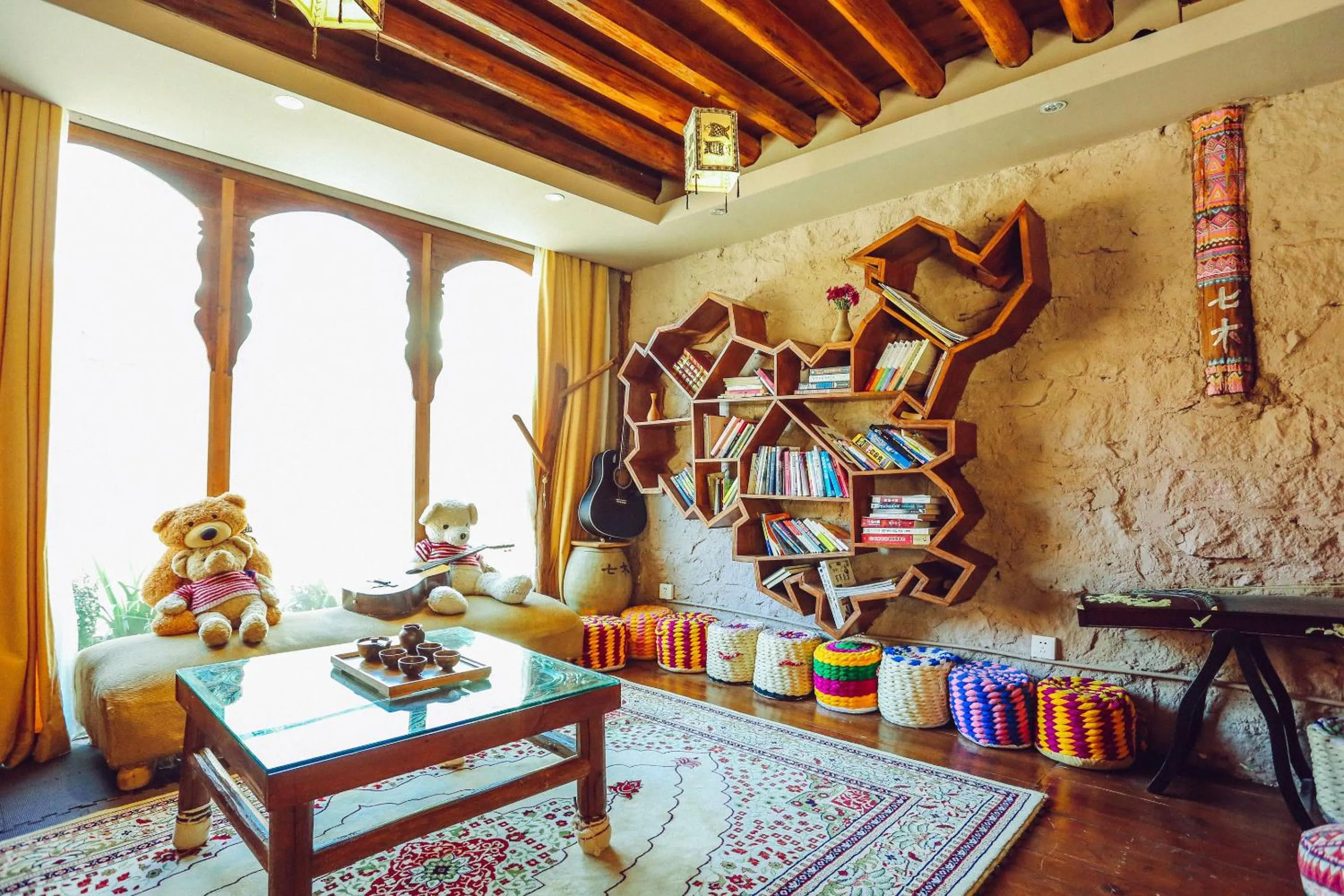 Communal lounge/ TV room in Cabin 7 Inn