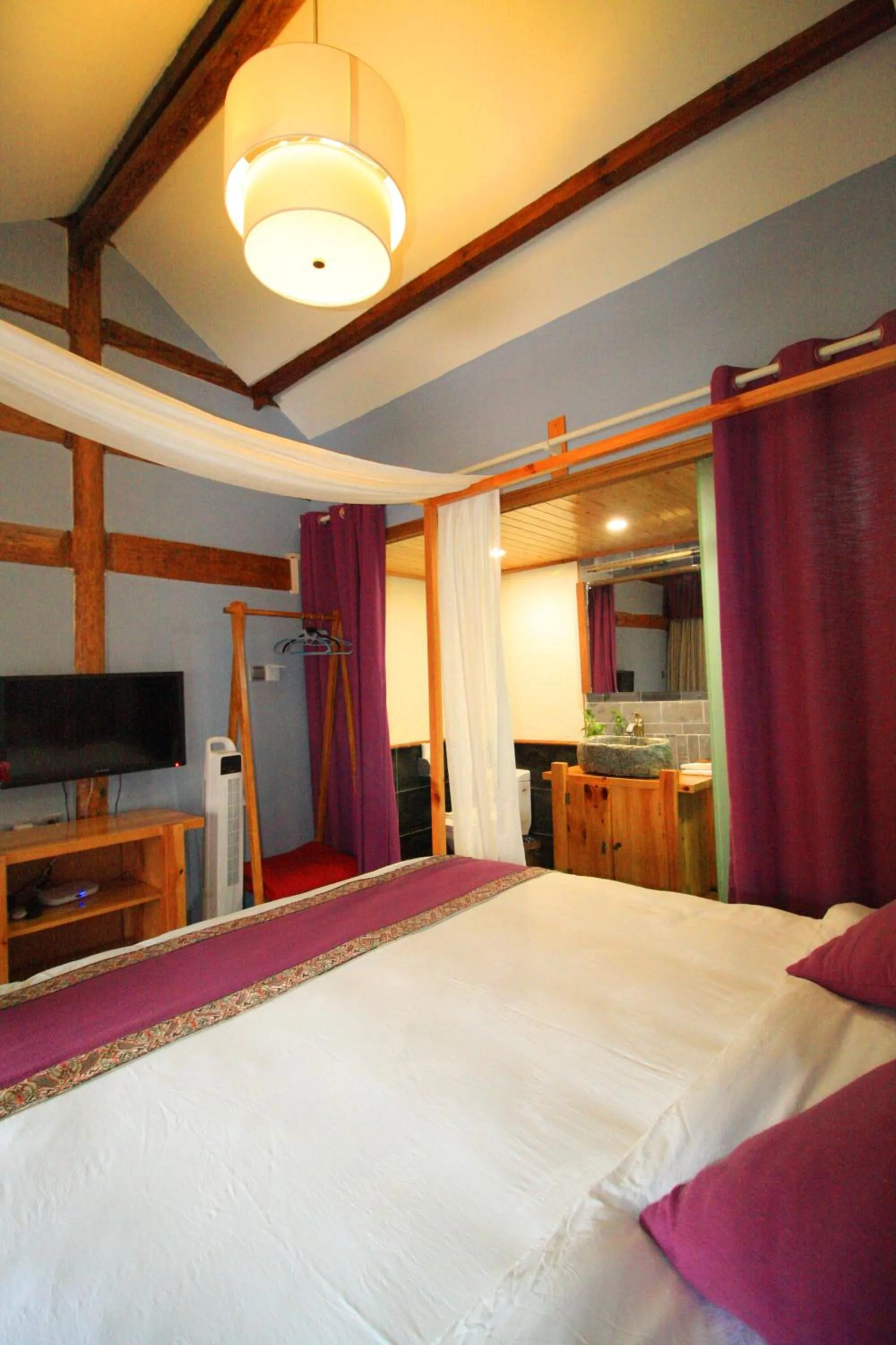 Photo of the whole room, Bed in Cabin 7 Inn
