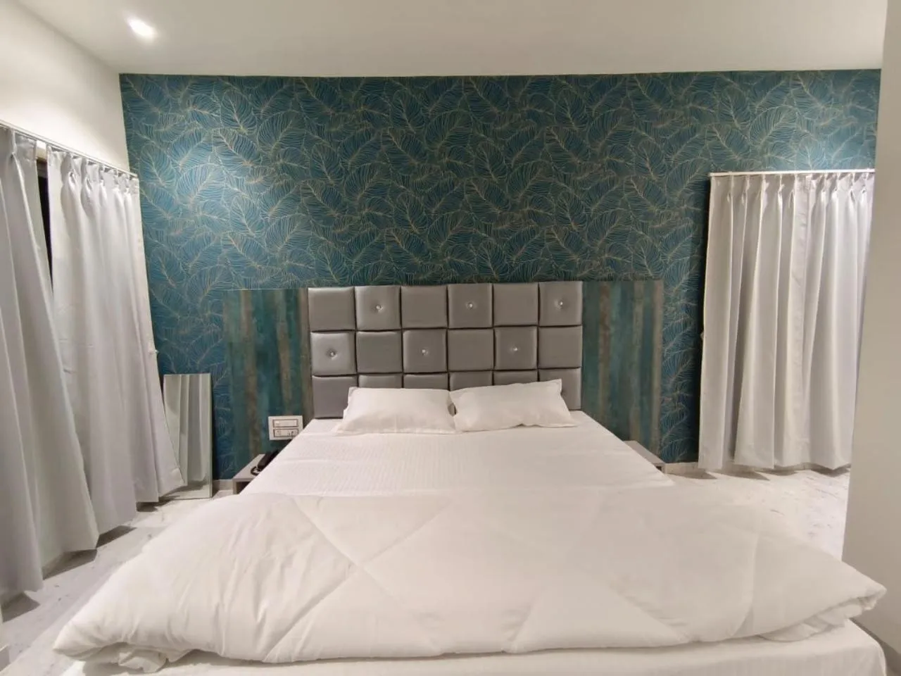 Photo of the whole room, Bed in Dnyanprabha Executive