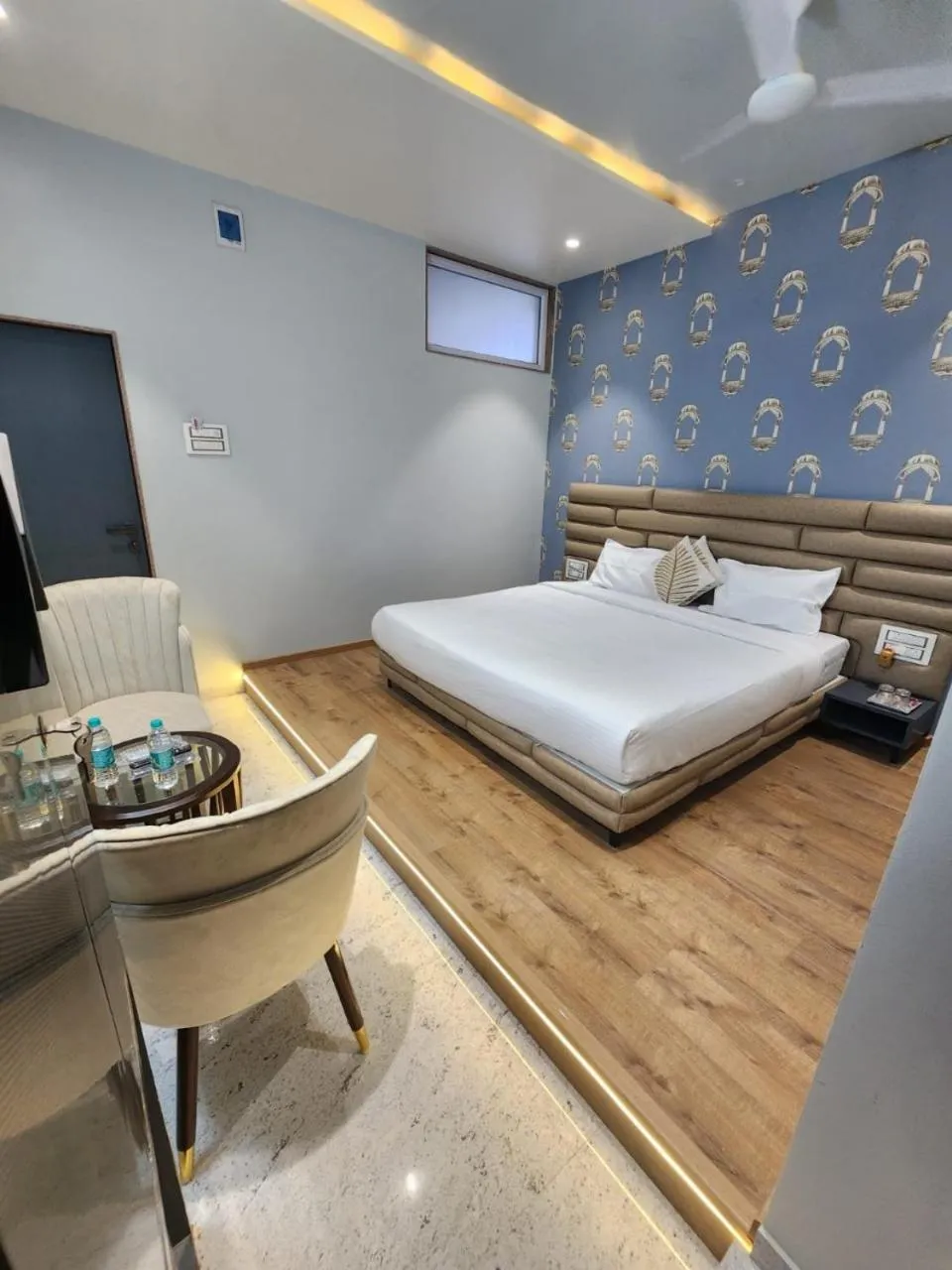 Photo of the whole room, Bed in Dnyanprabha Executive