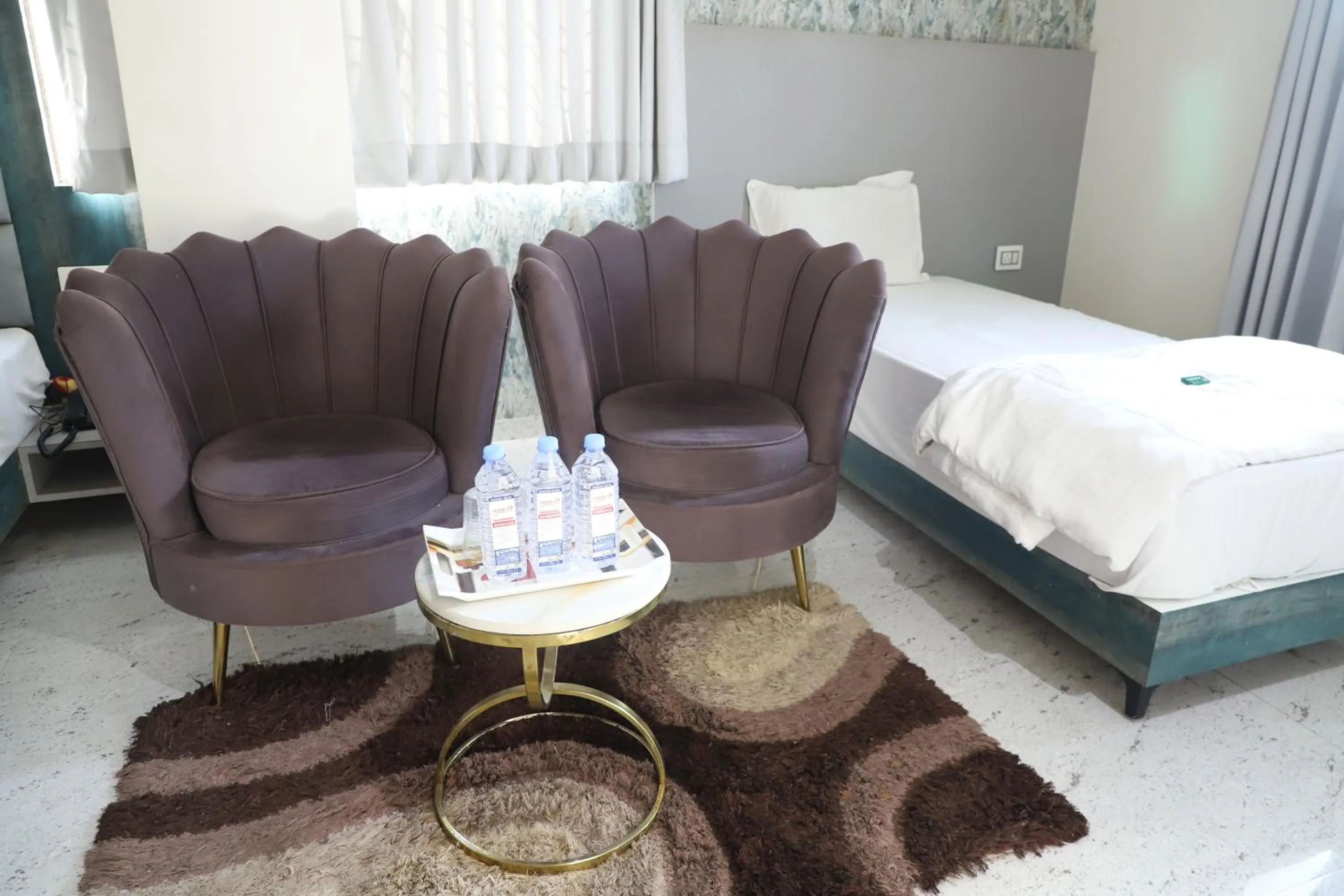 Seating area, Bed in Dnyanprabha Executive