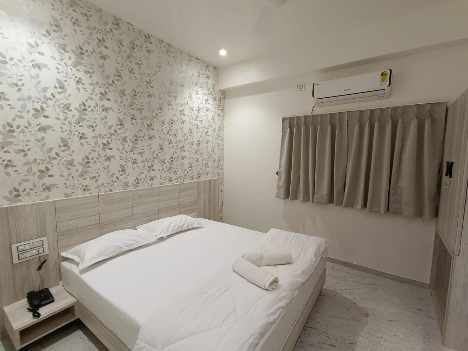 Photo of the whole room, Bed in Dnyanprabha Executive