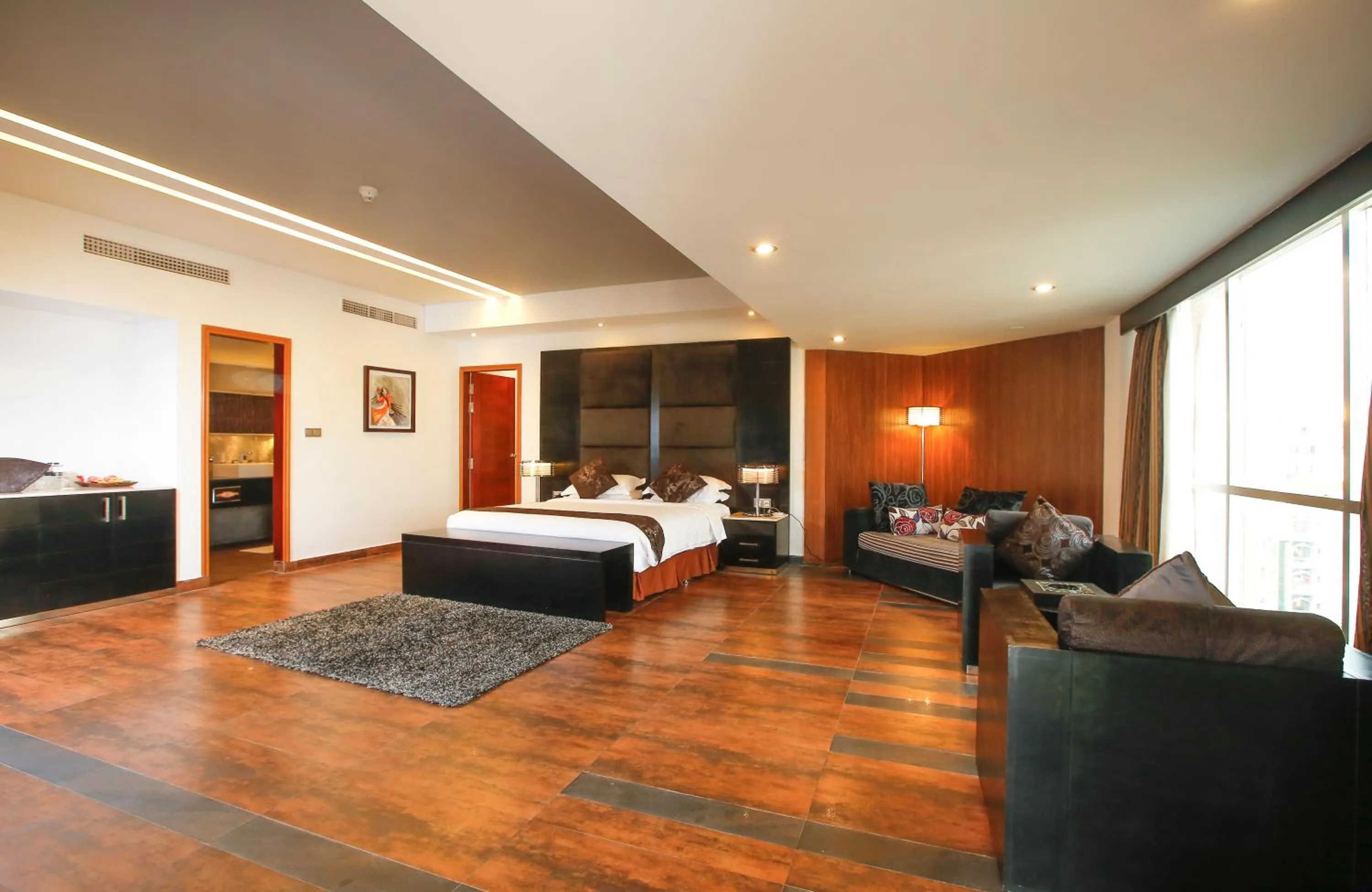 Photo of the whole room, Bed in Long Beach Hotel