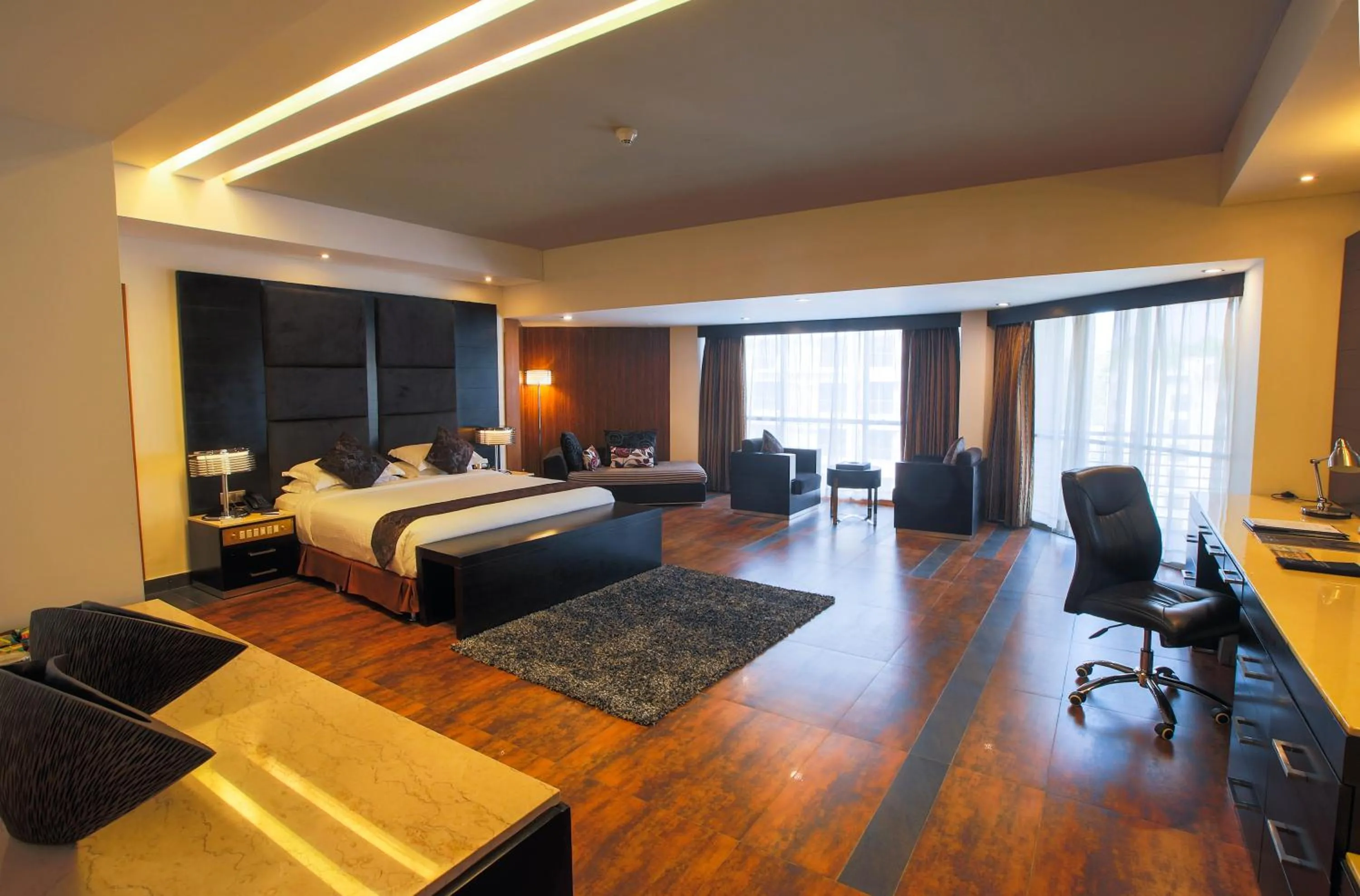 Photo of the whole room, Bed in Long Beach Hotel