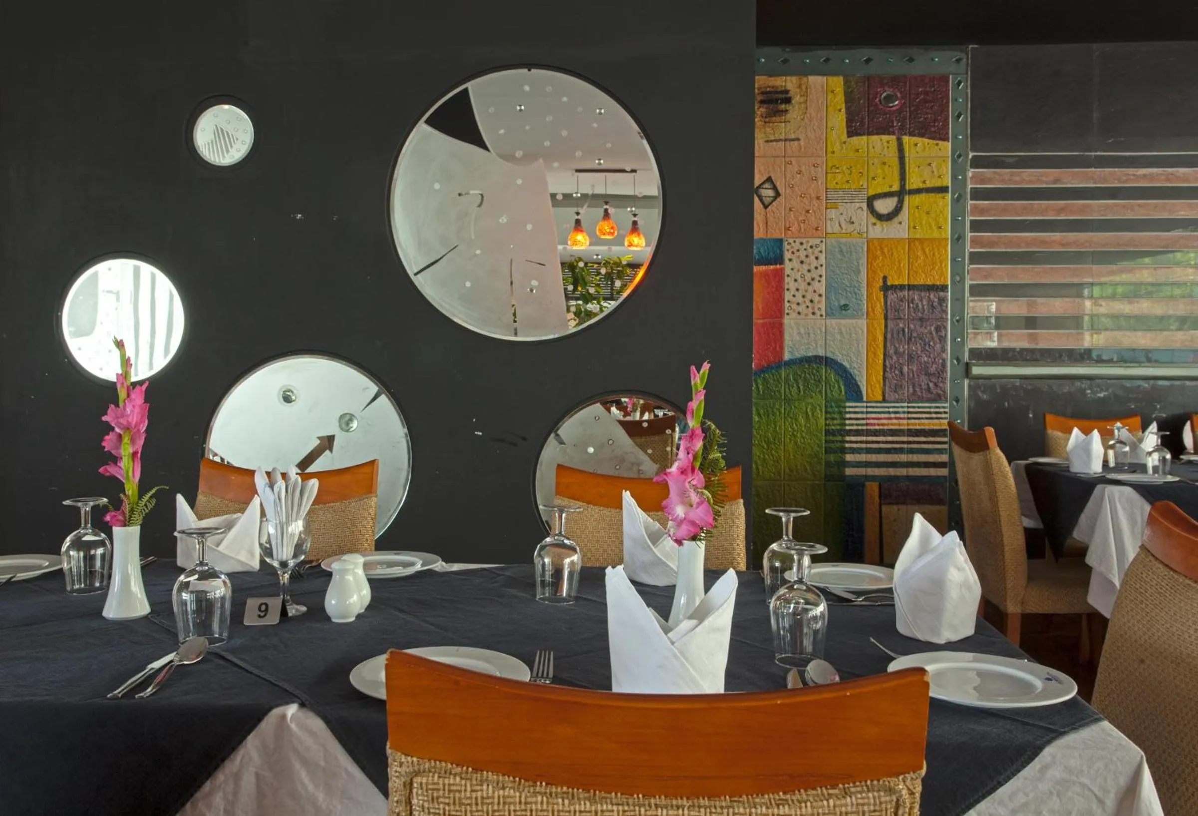 Restaurant/places to eat in Long Beach Hotel