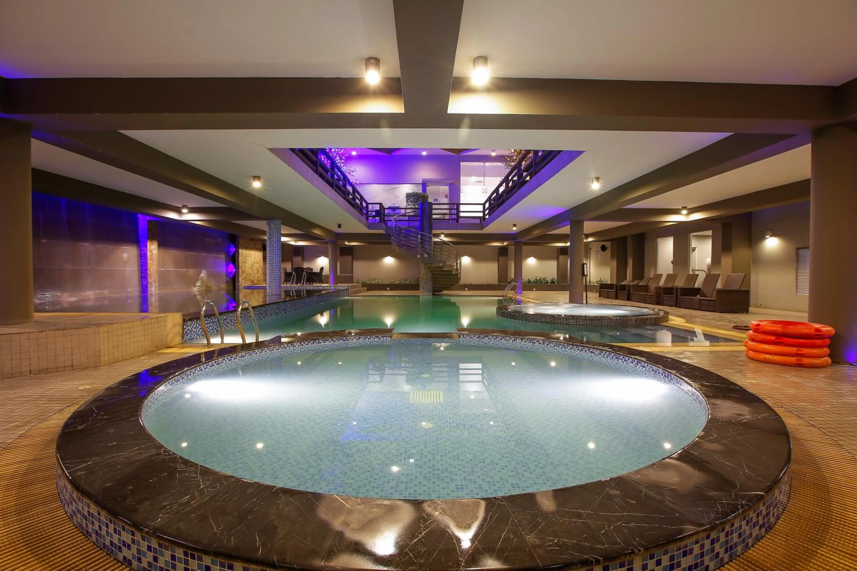 Swimming pool in Long Beach Hotel