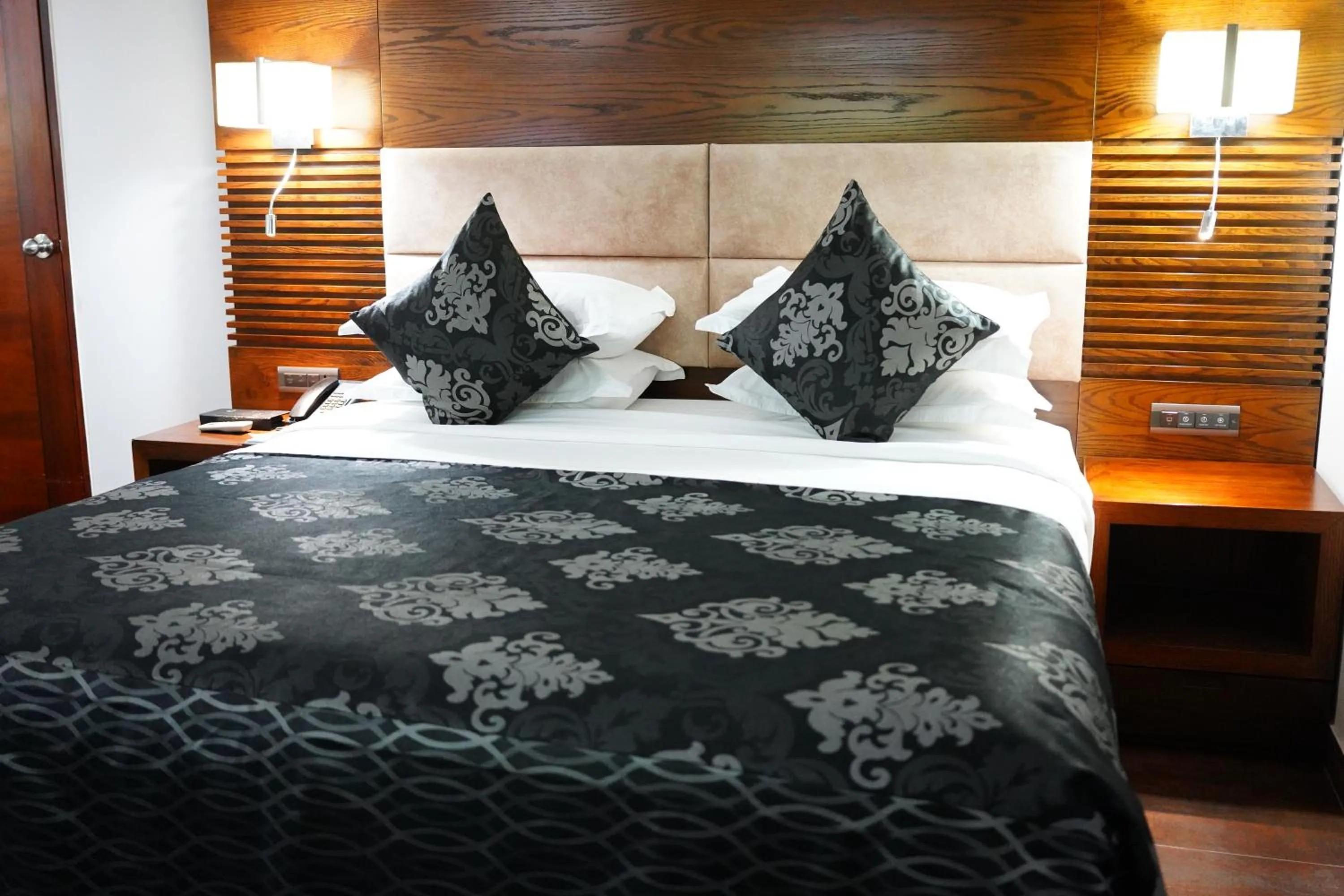 Bedroom, Bed in Long Beach Hotel