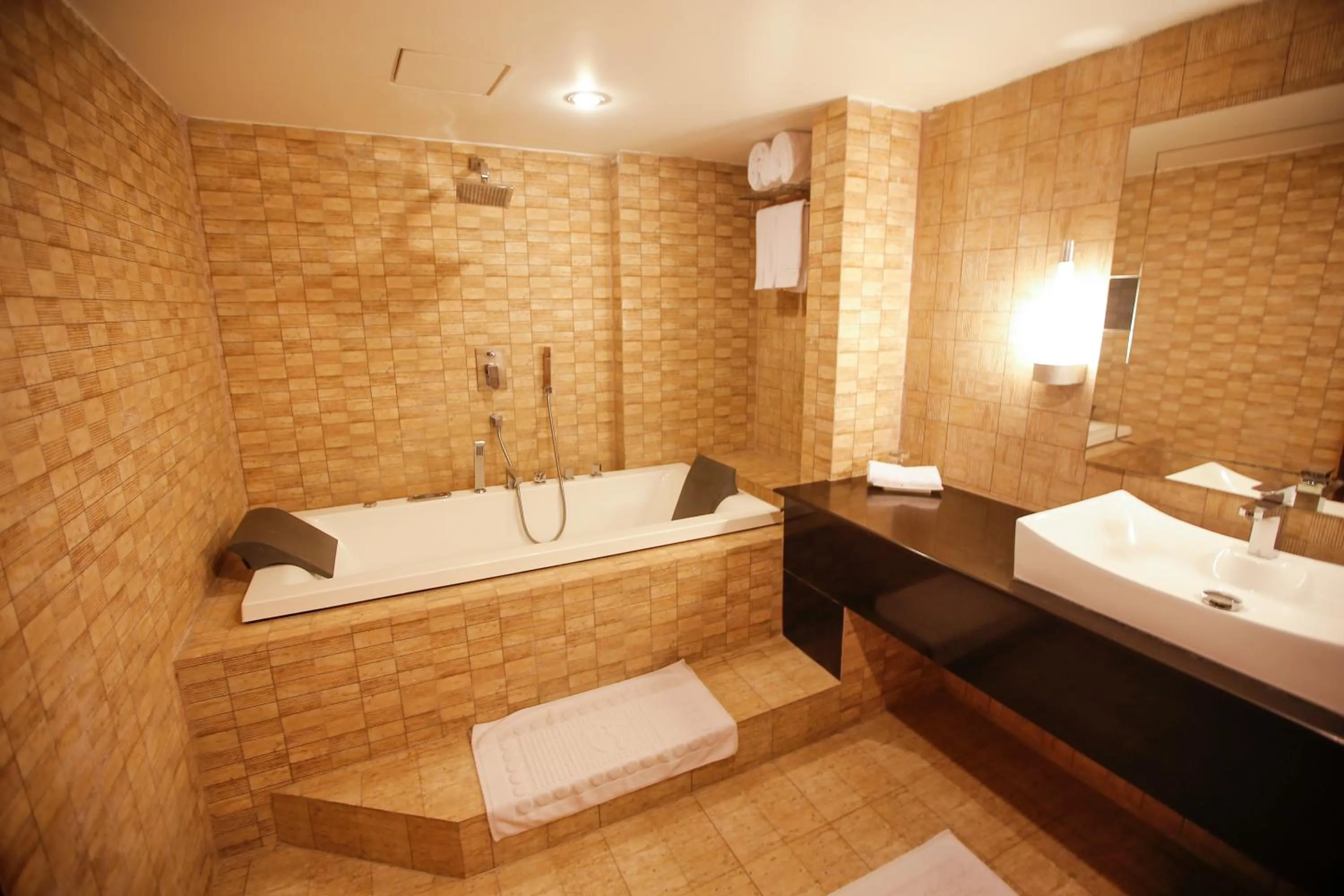 Bath in Long Beach Hotel