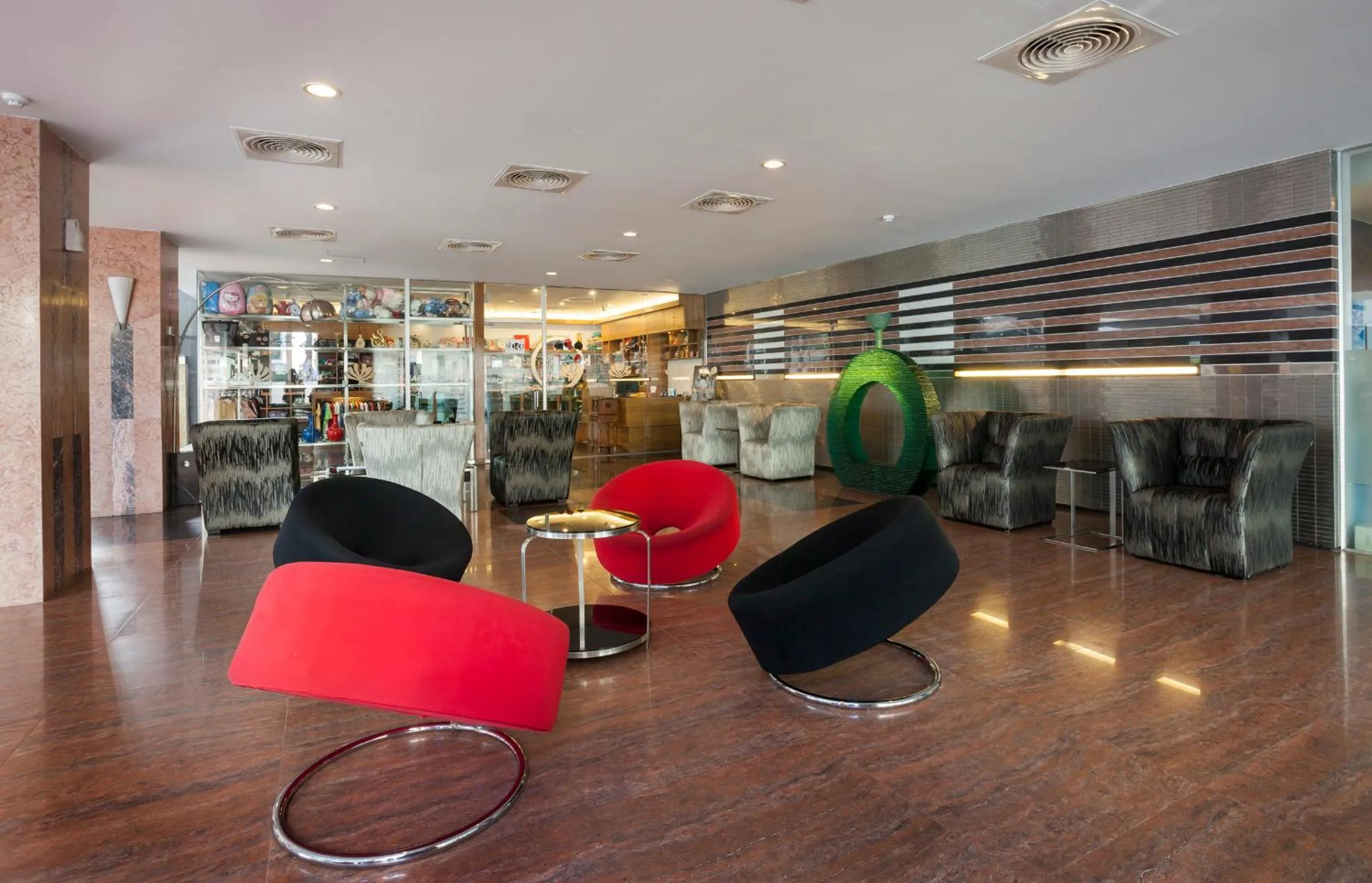 Communal lounge/ TV room in Long Beach Hotel