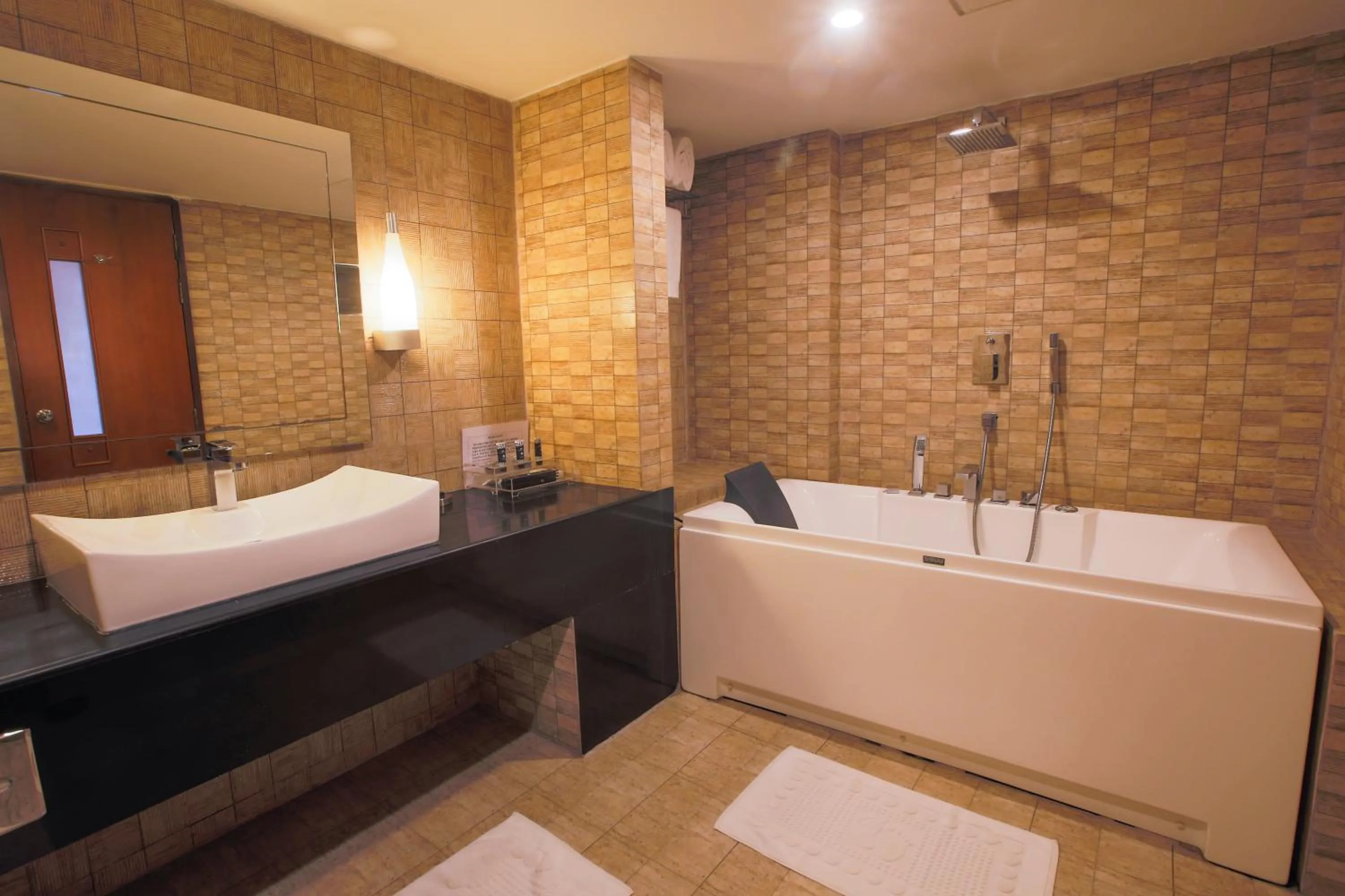 Bath in Long Beach Hotel