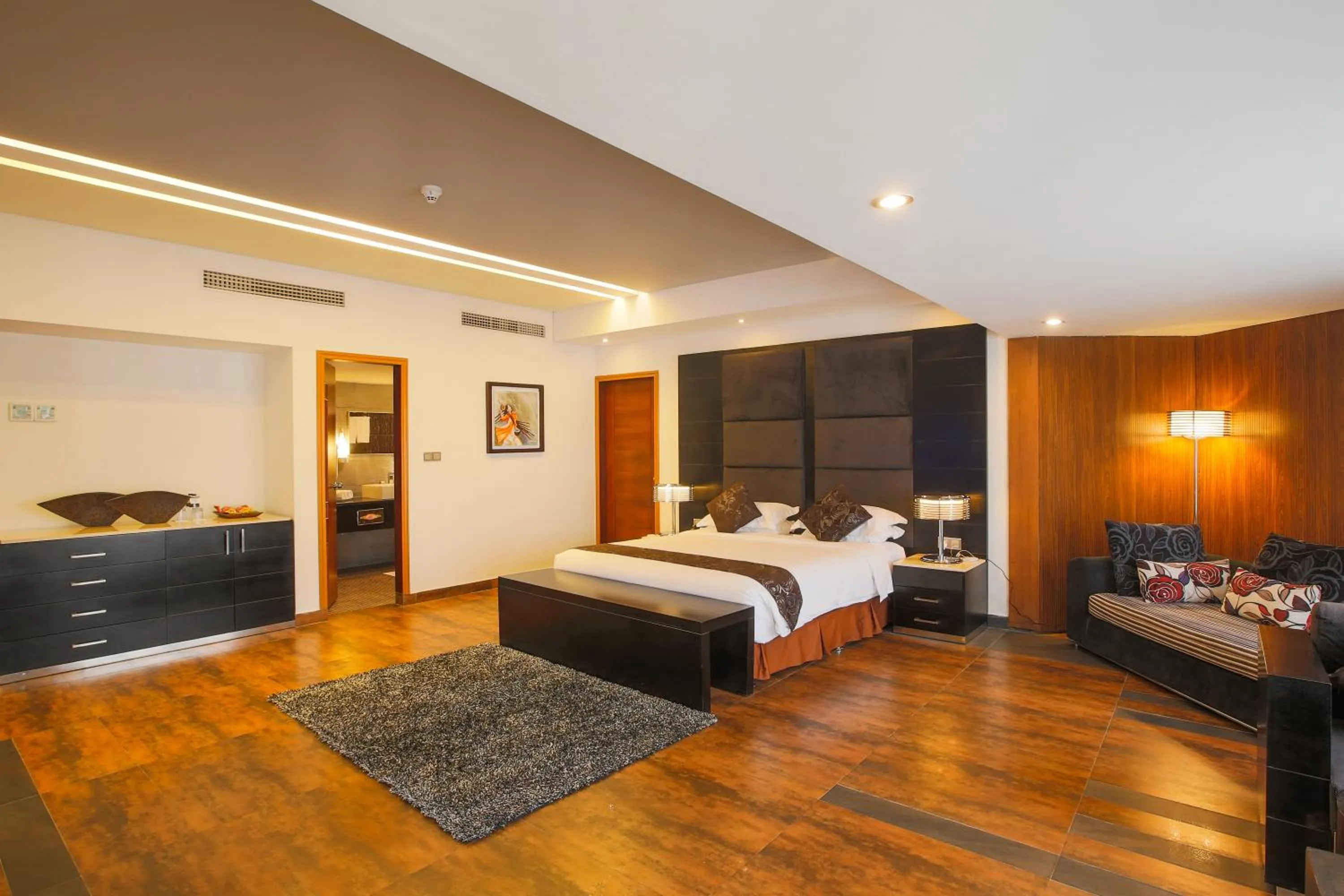 Photo of the whole room, Bed in Long Beach Hotel