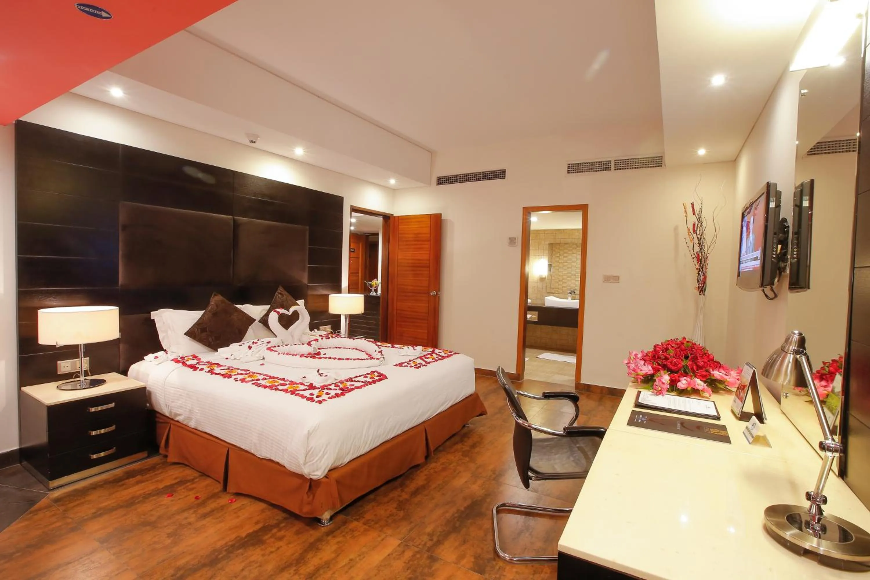 Photo of the whole room, Bed in Long Beach Hotel