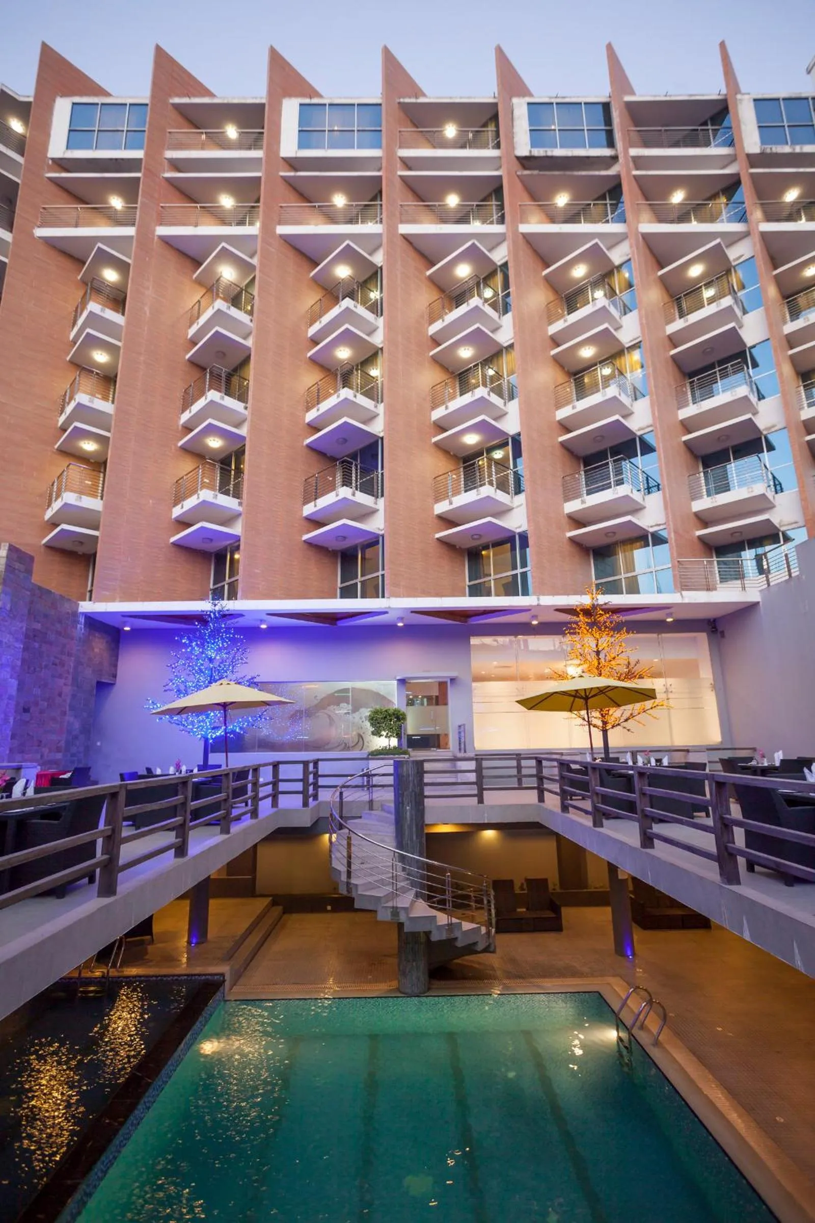 Swimming pool in Long Beach Hotel