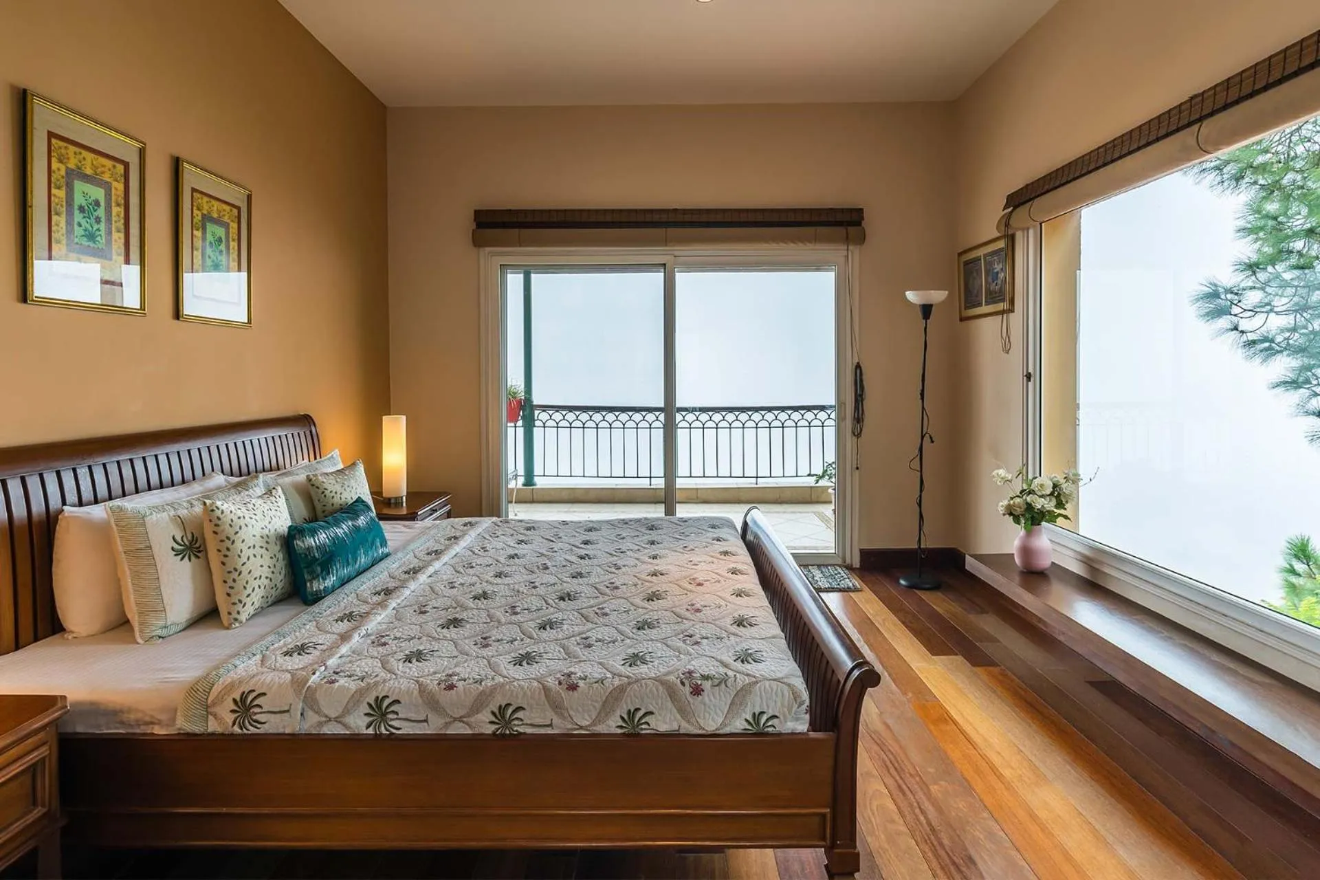 Photo of the whole room, Bed in StayVista at Ludlow House Luxury Villa with Lawn & Fireplace at Mall Road