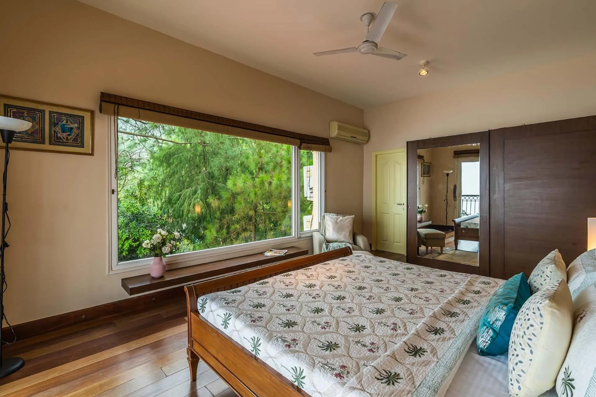 Photo of the whole room, Bed in StayVista at Ludlow House Luxury Villa with Lawn & Fireplace at Mall Road