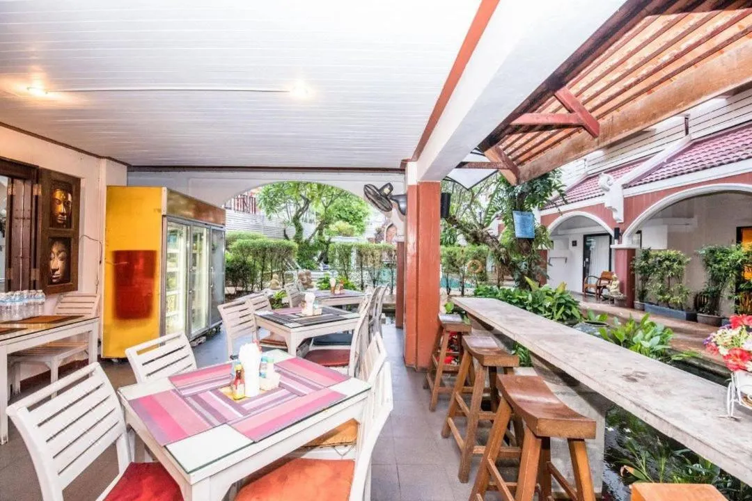 Restaurant/places to eat in THE TOP PATONG RESORT.