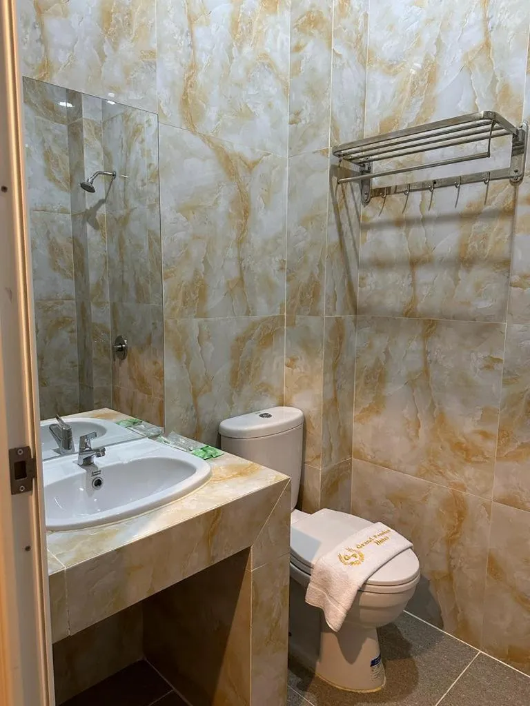 Shower in GRAND PANDAN HOTEL